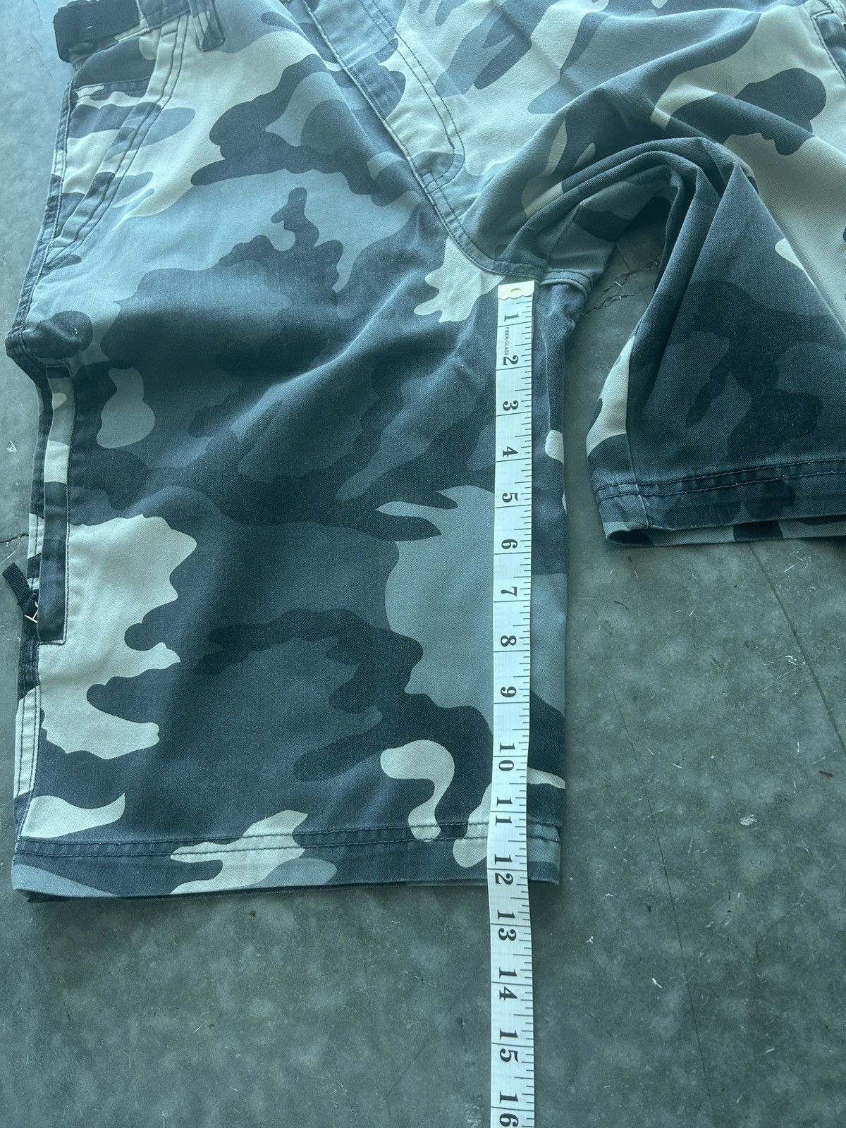 Vintage Vintage Y2K Baggy Camo Shorts Size US 27 - 8 Thumbnail