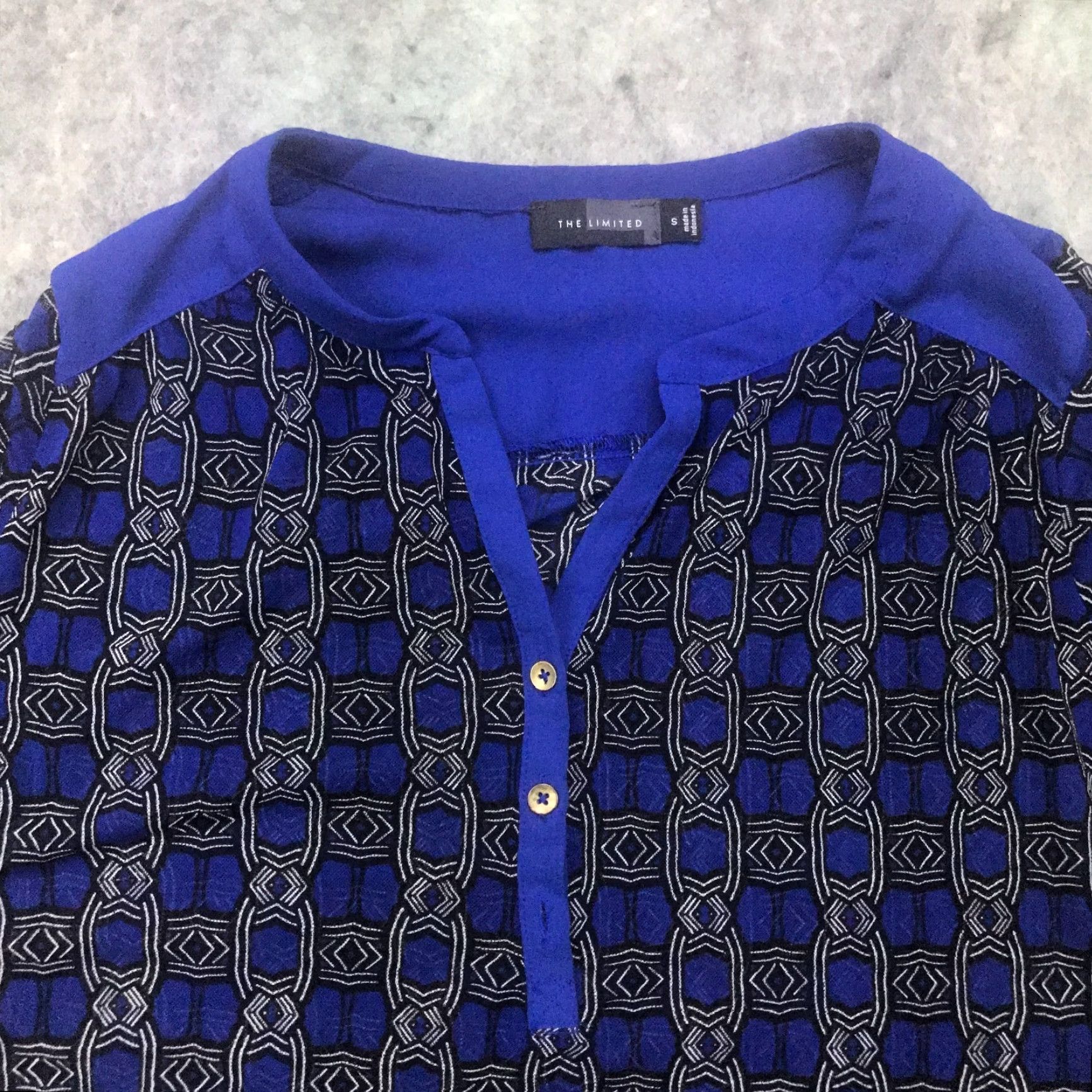Vintage The Limited Shirt Small Blue V-Neck Long Sleeve Lightweight Geometric Blouse Womens Size S Size S / US 4 / IT 40 - 2 Thumbnail