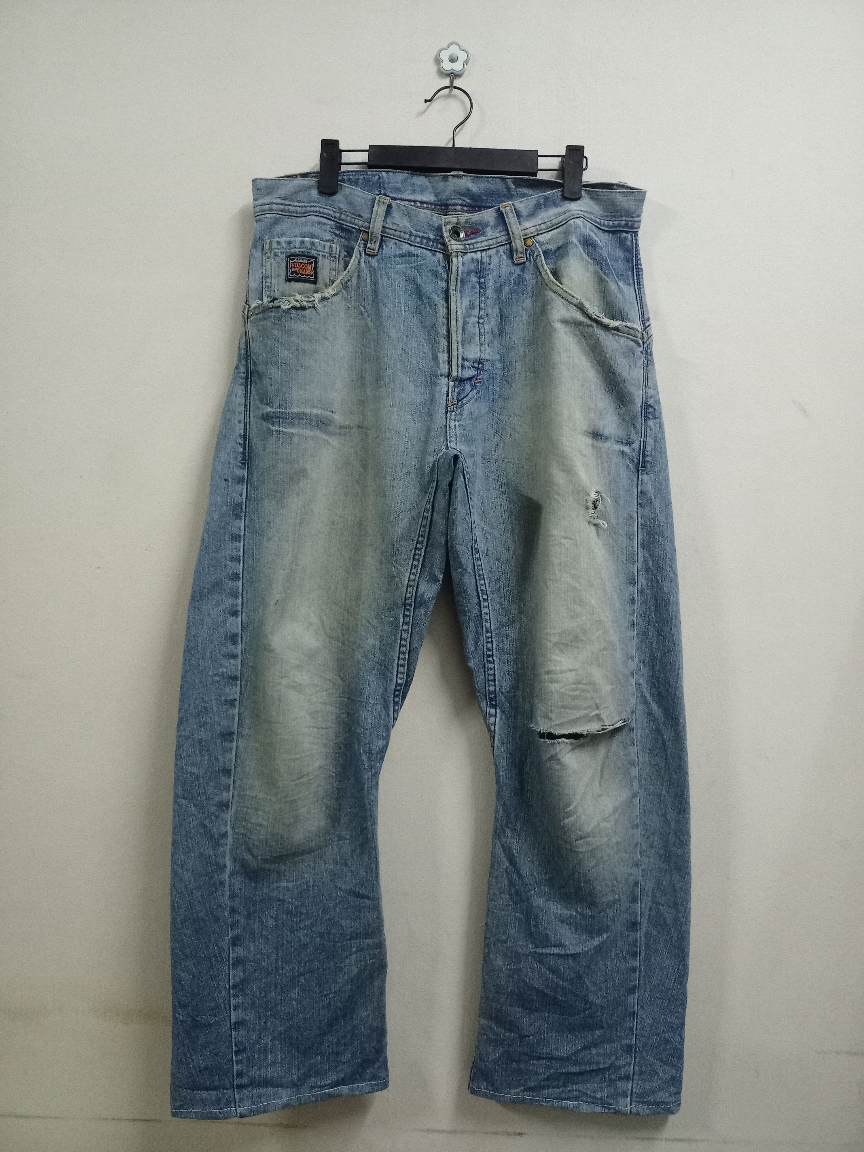 image of Distressed Denim x Made In USA Vintage Vlcm 06 Liberated Volcom Curved Baggy Jeans in Blue (Size 34