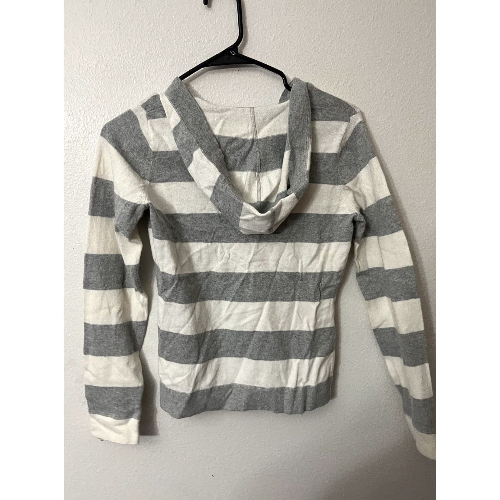 Gap VINTAGE Gap Women's Sweater Hooded Pullover Knit Long Sleeve V-Neck Medium Gray & White Stripe Casual Fall Winter Size S / US 4 / IT 40 - 3 Thumbnail