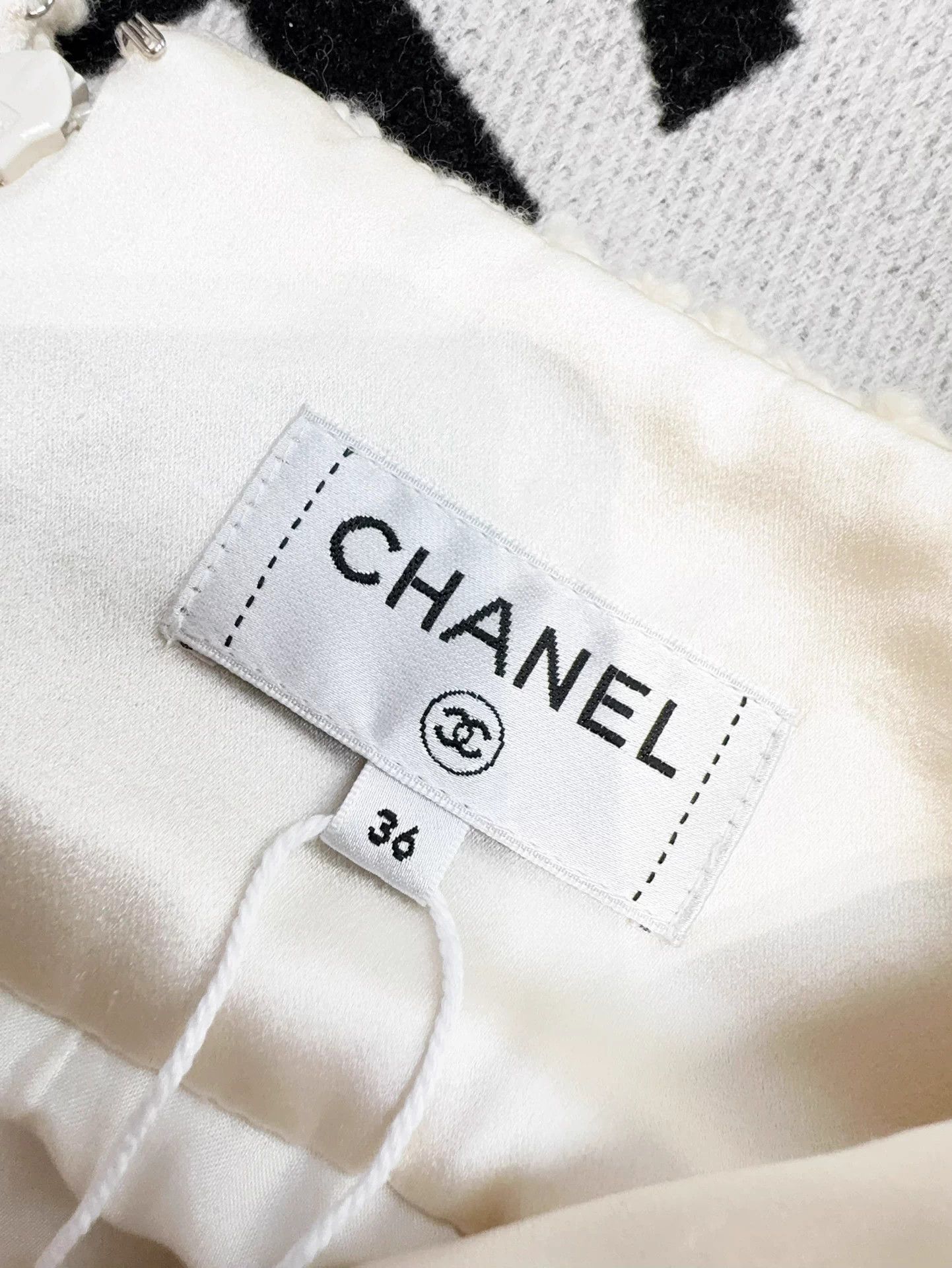 Chanel Chanel 17K Ivory Silver Trim Mini Skirt 36 Size 26" / US 2 / IT 38 - 5 Thumbnail
