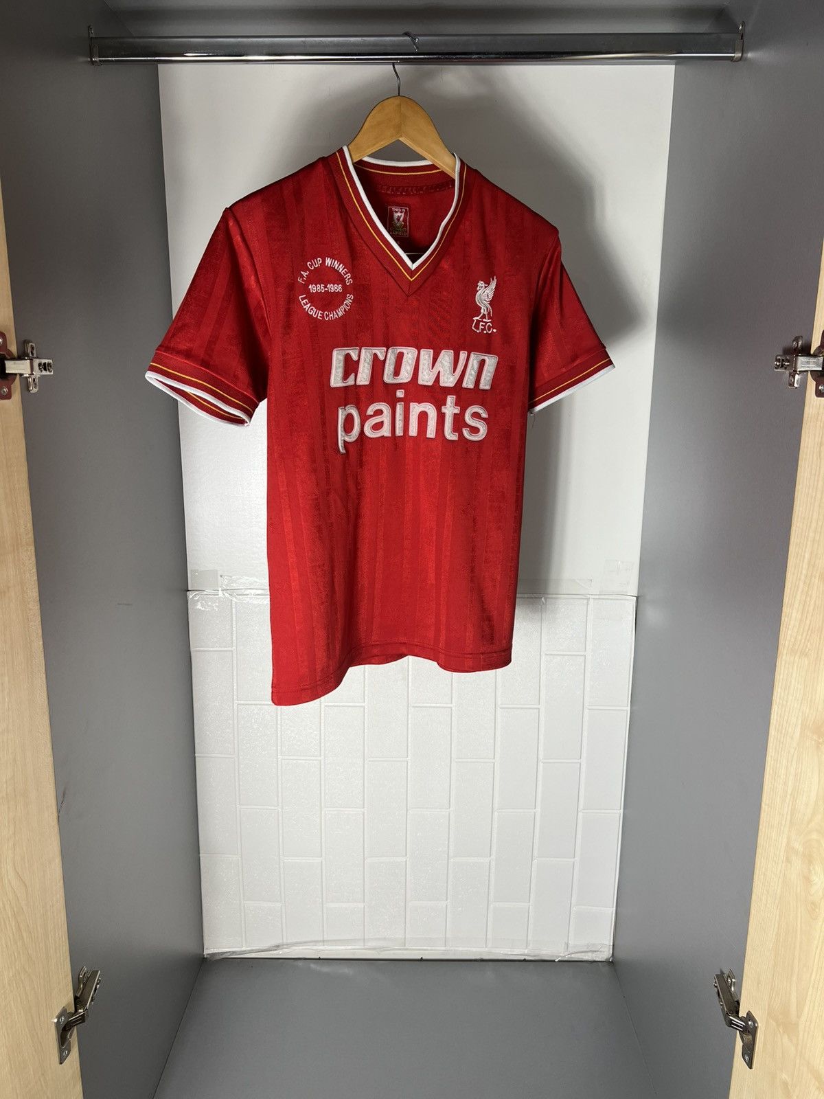 Vintage VERY RARE FC LIVERPOOL ENGLAND SOCCER JERSEY RETRO Y2K 90s Size US S / EU 44-46 / 1 - 4 Thumbnail