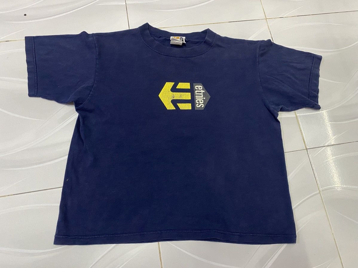 Etnies Women Vintage Etnies Skateboard Tshirt Size M / US 6-8 / IT 42-44 - 1 Thumbnail