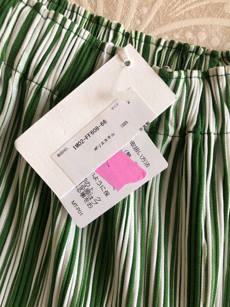Issey Miyake Issey Miyake size:2 Green vertical striped pleated radish Size 22" - 2 Thumbnail