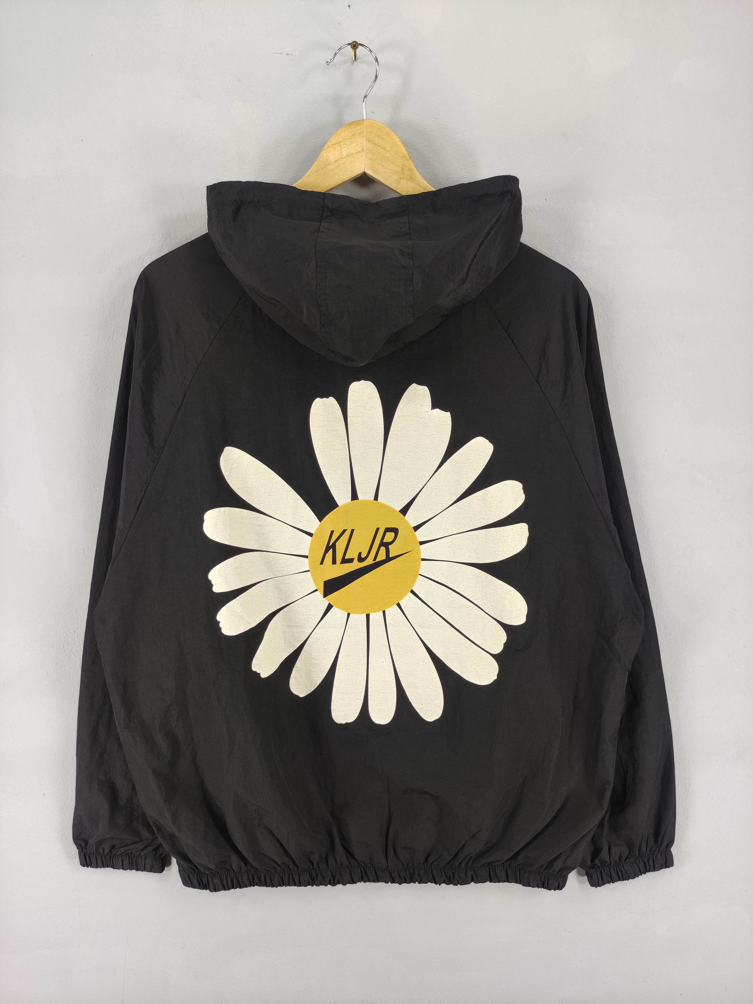 Japanese Brand Vintage Windbreaker Hoodie Autumn Winter Floral Print Size US L / EU 52-54 / 3 - 1 Thumbnail