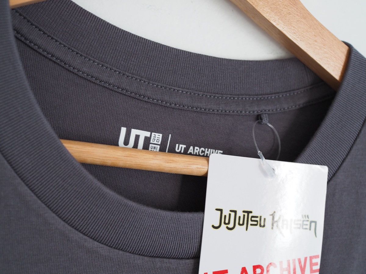 Uniqlo Jujutsu Kaisen Uniqlo anime satoru gojo T shirt large Size US L / EU 52-54 / 3 - 7 Thumbnail