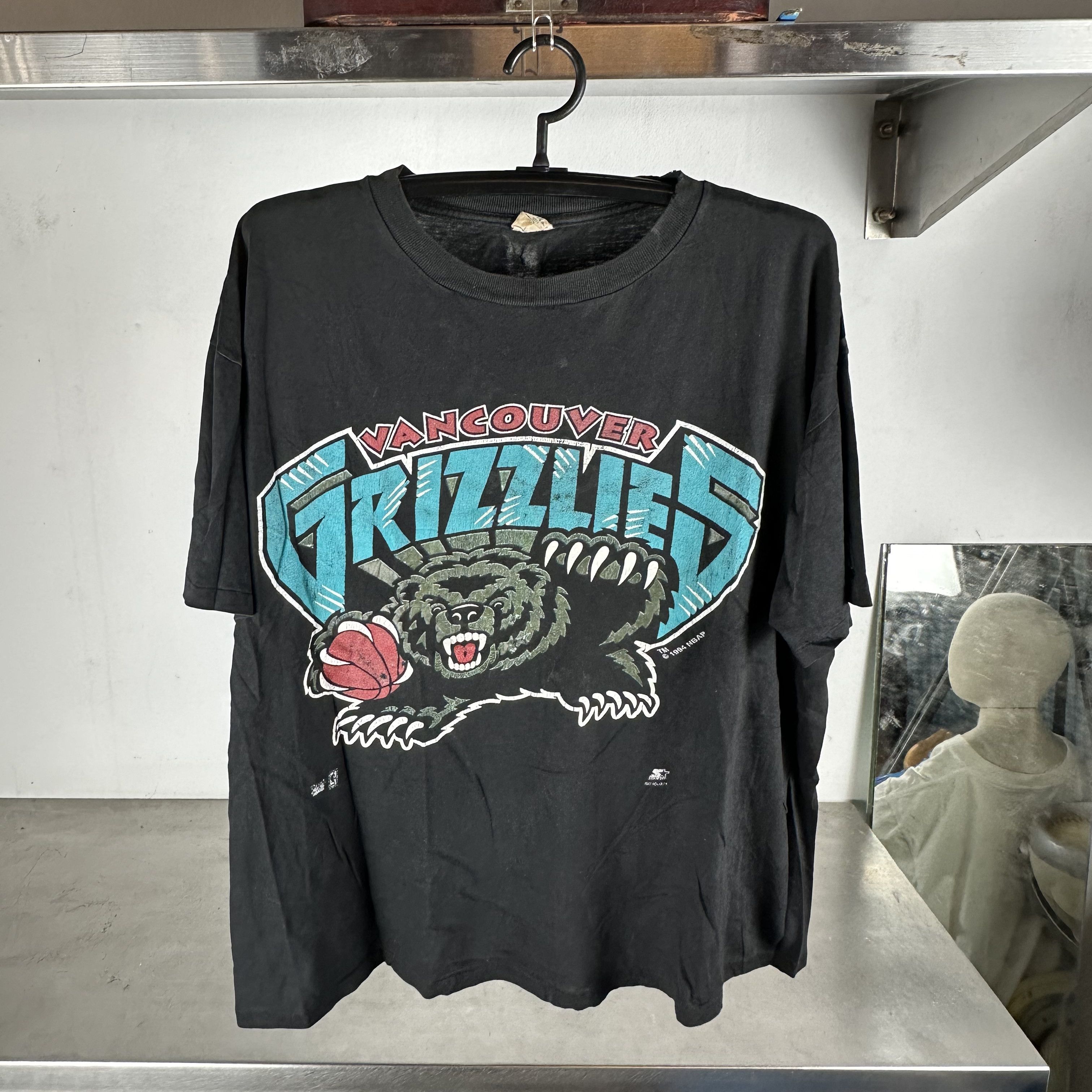 Vintage Vintage 1994 Vancouver Grizzlies NBA Starter XL T-Shirt Size US XL / EU 56 / 4 - 1 Thumbnail