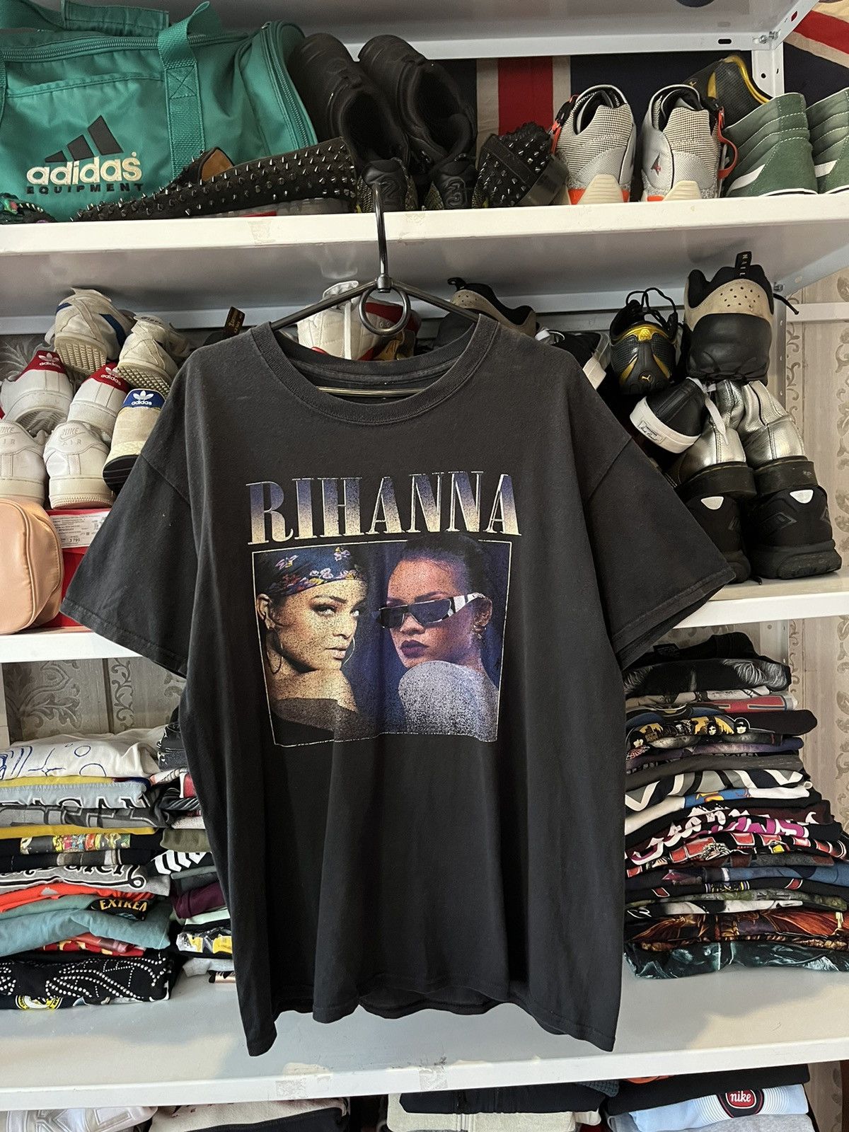 Band Tees Rihanna Vintage big logo Gildan band tee shirt Size US M / EU 48-50 / 2 - 1 Thumbnail