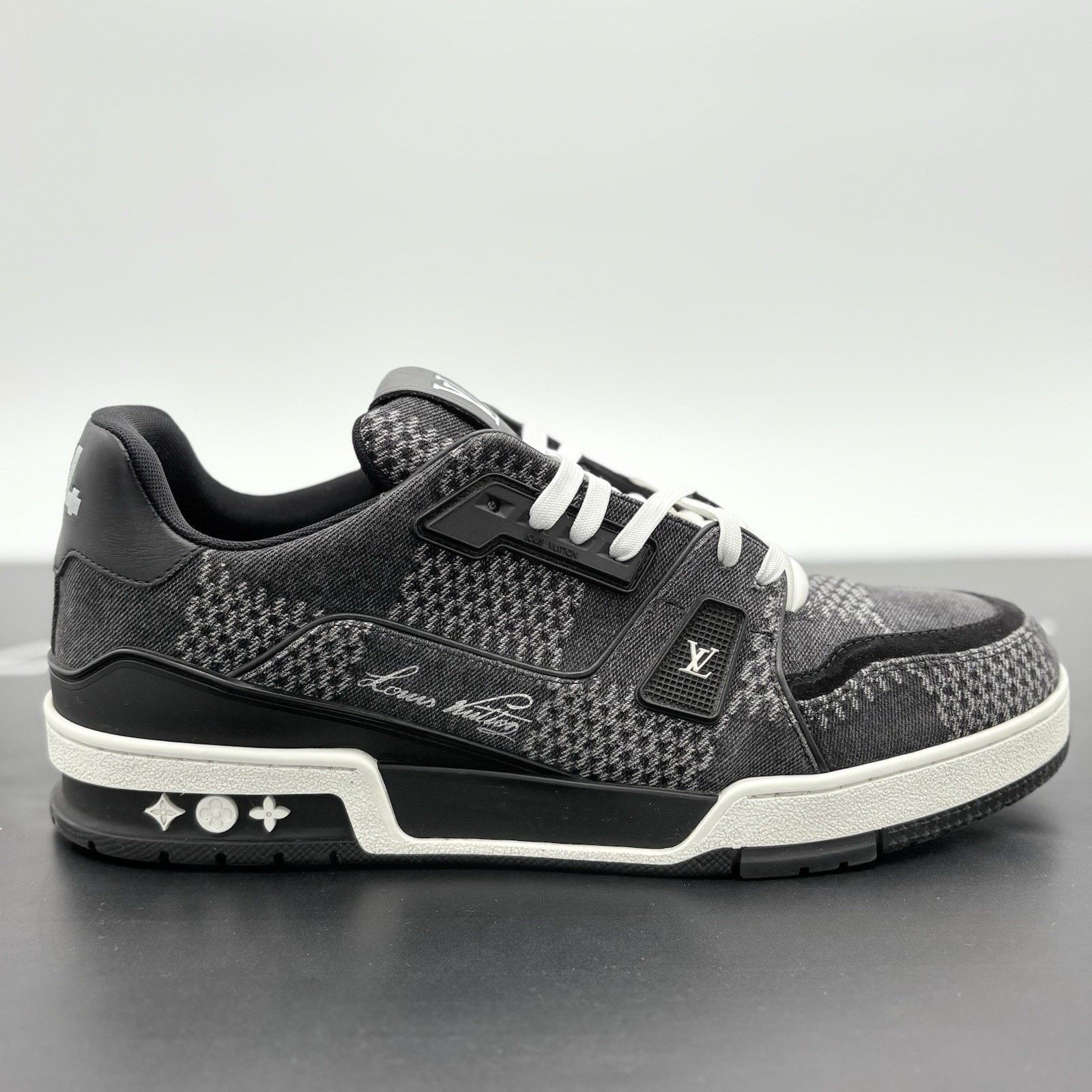 Louis Vuitton 10.5-11 US Louis Vuitton Trainer ' Black White '| VERY CLEAN Size US 11 / EU 44 - 2 Thumbnail