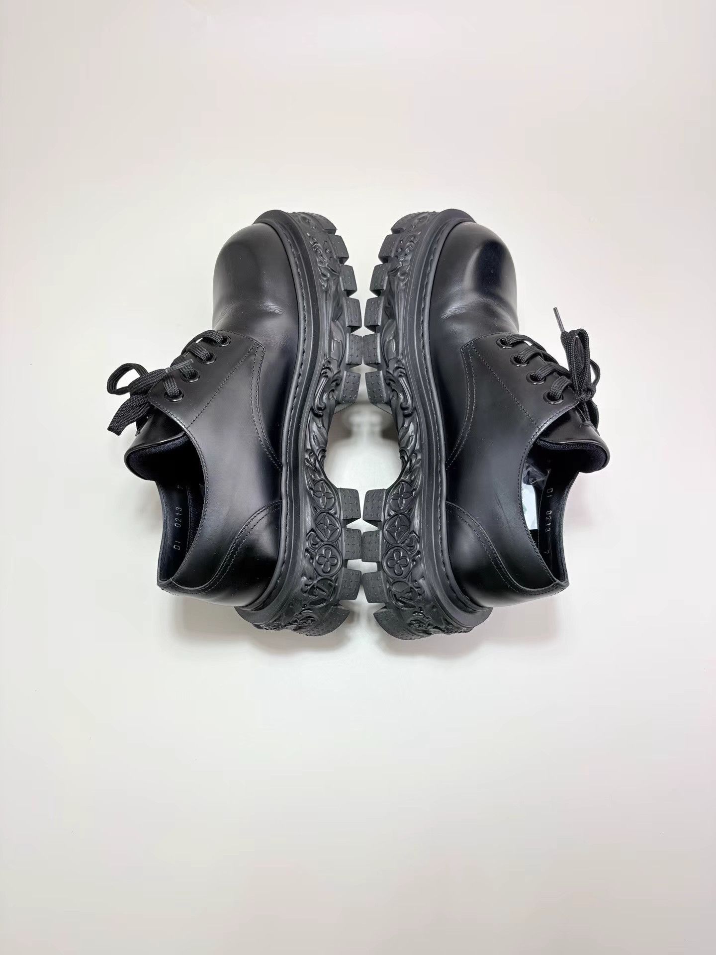Louis Vuitton LOUIS VUITTON Black Carved Thick-soled Derby Shoes K1 Size US 7 / EU 40 - 4 Thumbnail