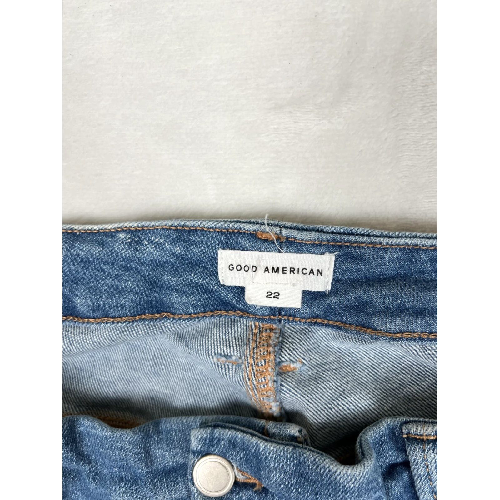 Good American Good American Good Legs Crop Jeans Womens 22 Blue Medium Wash Distressed Denim Crop Distressed Pockets Stretch Plus-Size 29in Inseam Mens? No. Size 40" / US 18 - 4 Thumbnail