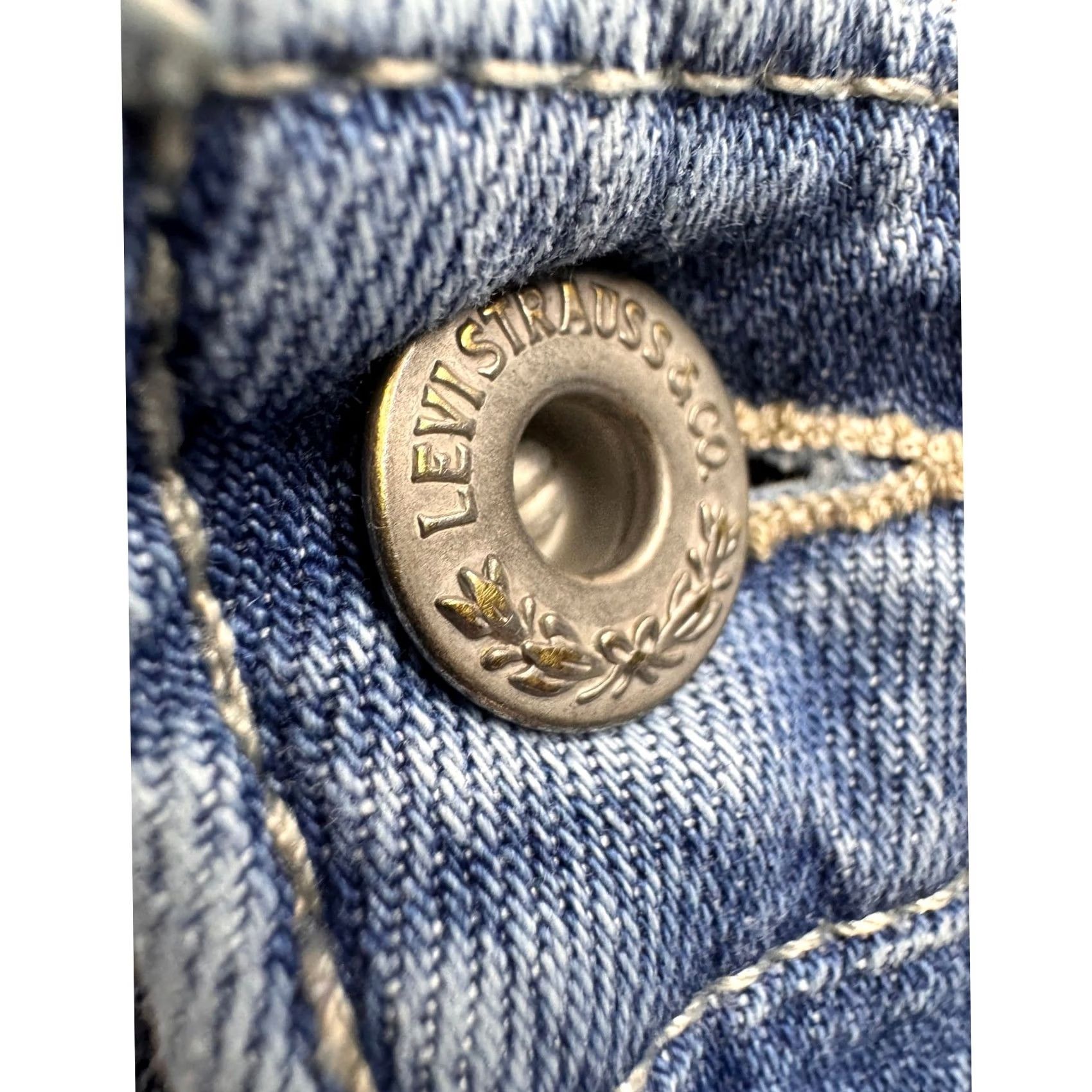 Levi's Levi's Demi Curve Straight Leg Jeans Women Light Wash 31x32 Denim 5-Pocket Zip Fly Classic Rise/Medium Waist Womens Size 24" / US 00 / IT 34 - 3 Thumbnail