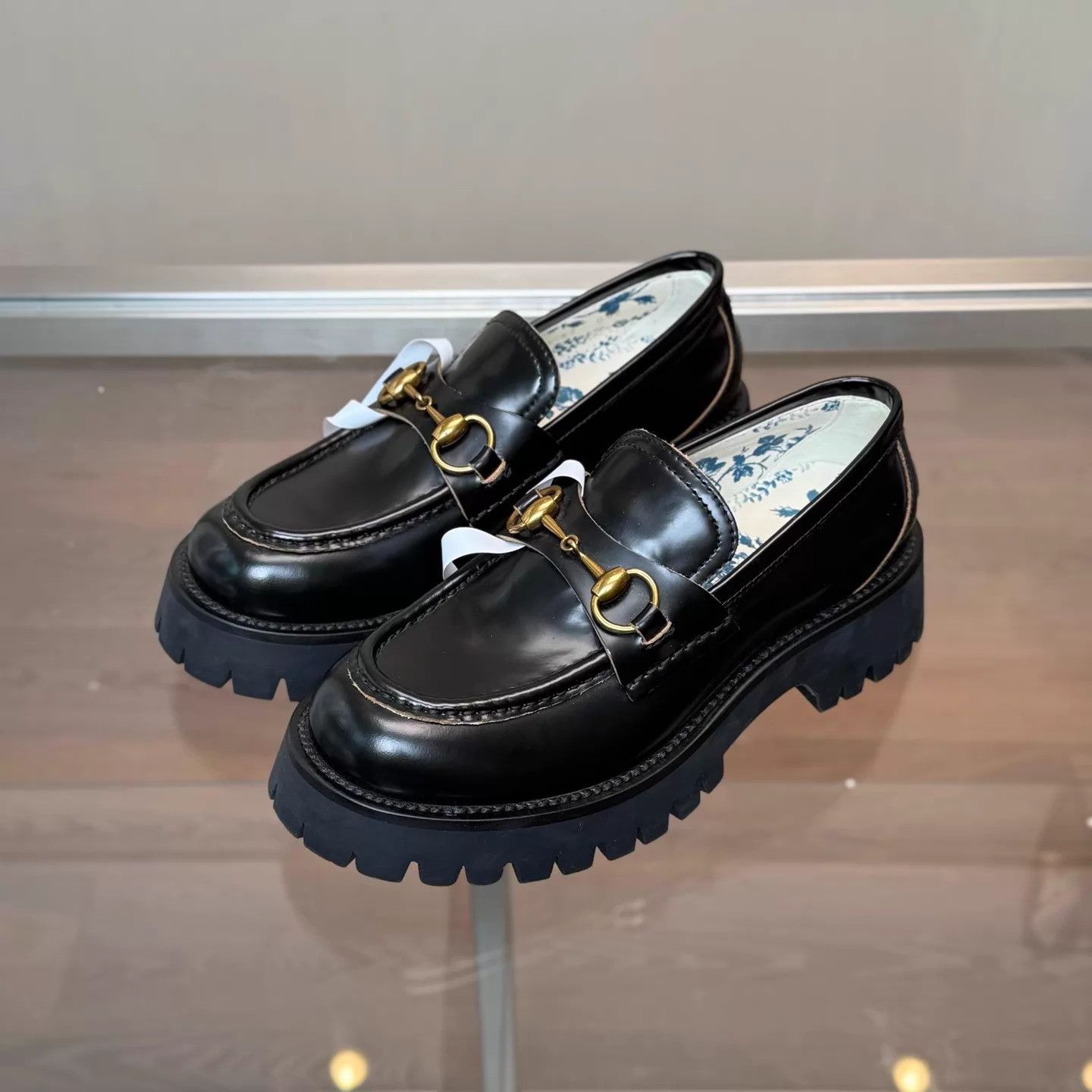 Gucci Gucci Women's Bee Loafer 37 99 2180 DM1967 Size US 6.5 / IT 36.5 - 1 Thumbnail