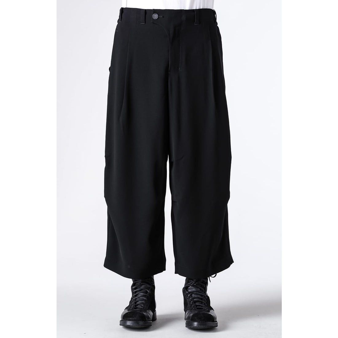 Devoa Layered anatomic curved seam short pants, size 3 | Grailed