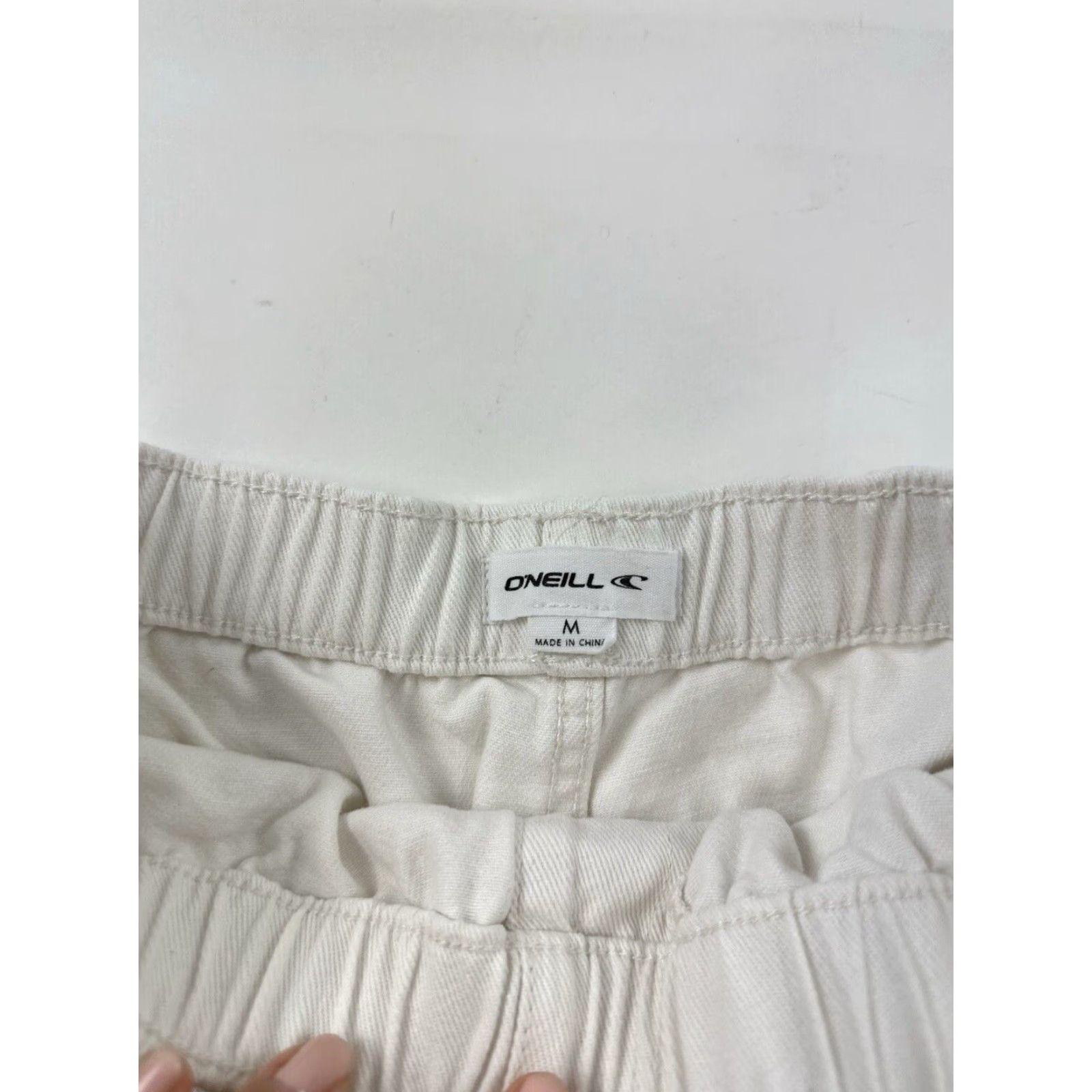 Vintage O’Neill Bermuda Shorts Women’s M White Elastic Waist Pull On Patch Pocket Twill Cotton Flat Front Casual Travel Regular 2.0 Inseam Size 32" / US 10 / IT 46 - 3 Thumbnail