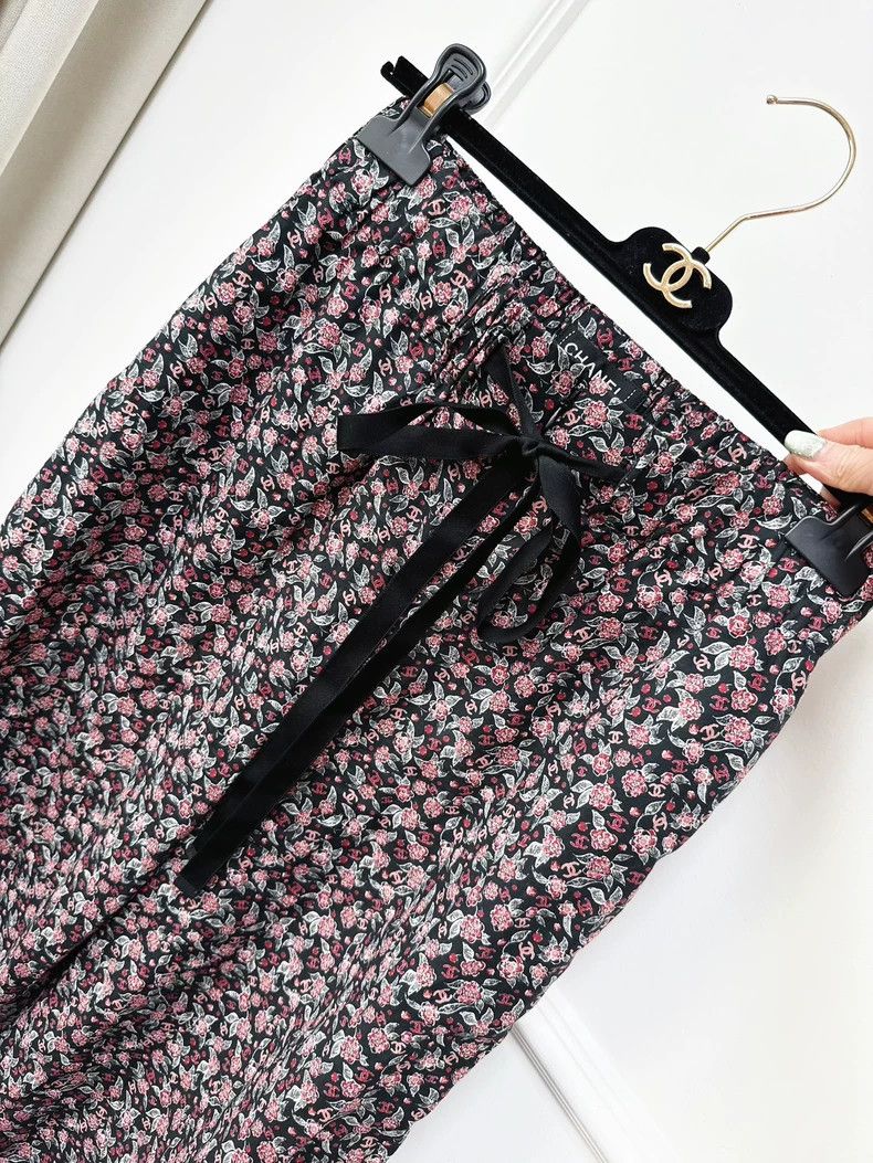 Chanel Chanel 24B black patchwork red broken flower full printed Size 24" / US 00 / IT 34 - 2 Thumbnail