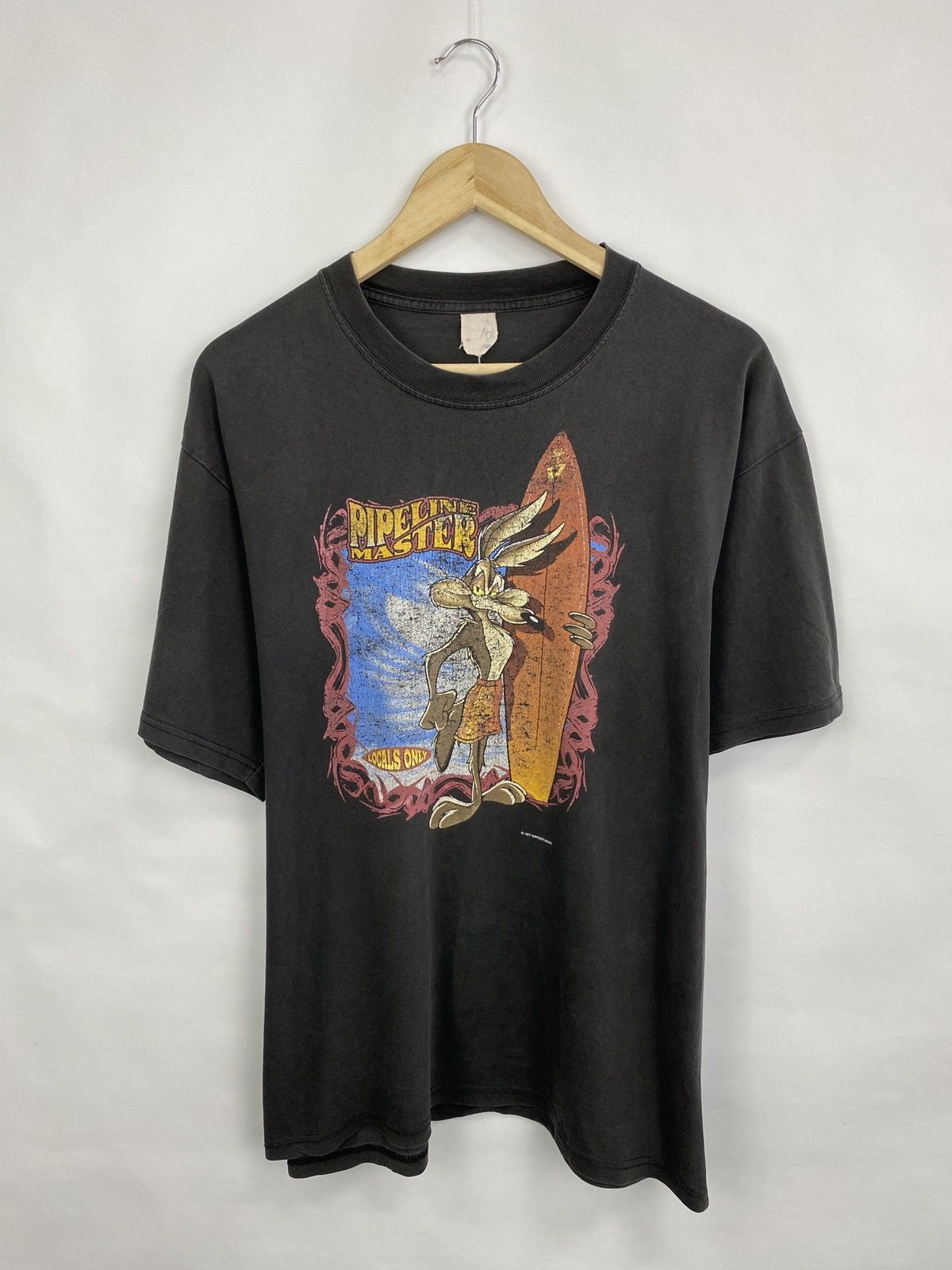 Warner Bros Vintage 1997 Willie E Coyote tee Pipeline Muster surfboard Size US M / EU 48-50 / 2 - 3 Thumbnail