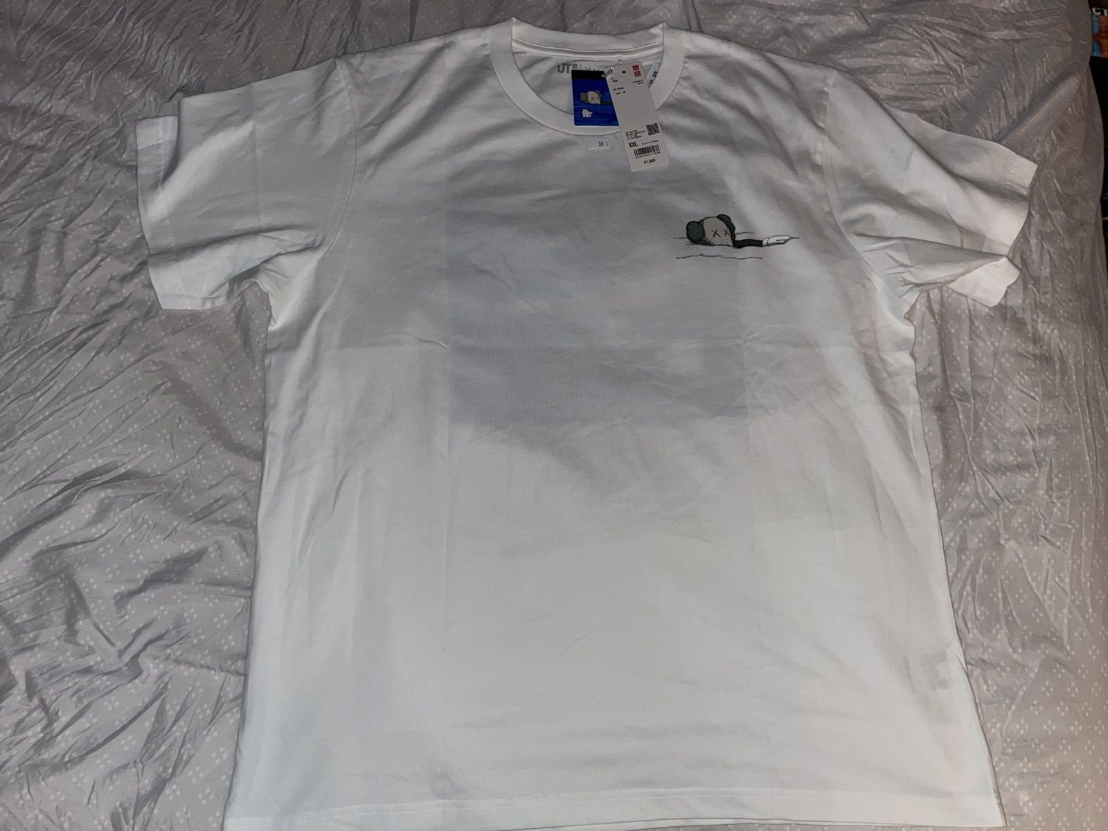 Kaws × Uniqlo UT Artbook Cover T-Shirt Size US XXL / EU 58 / 5 - 2 Thumbnail