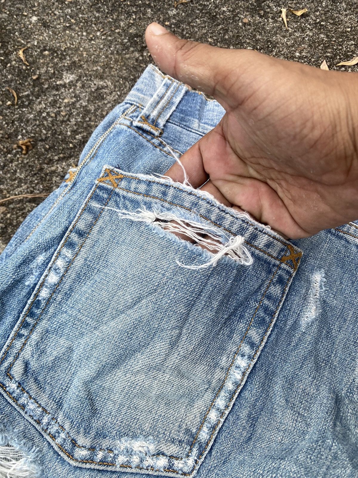 Dolce & Gabbana Dolce & Gabbana distressed light wash denim jeans Size US 32 / EU 48 - 21 Thumbnail