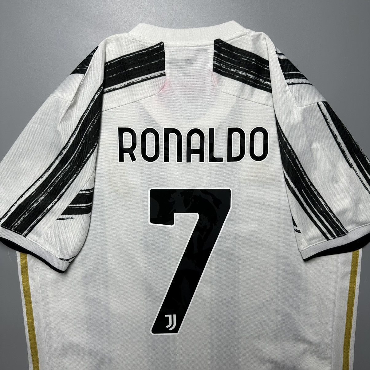 Vintage JUVENTUS ADIDAS 2020/2021 FOOTBALL HOME JERSEY #7 RONALDO Size US L / EU 52-54 / 3 - 9 Thumbnail