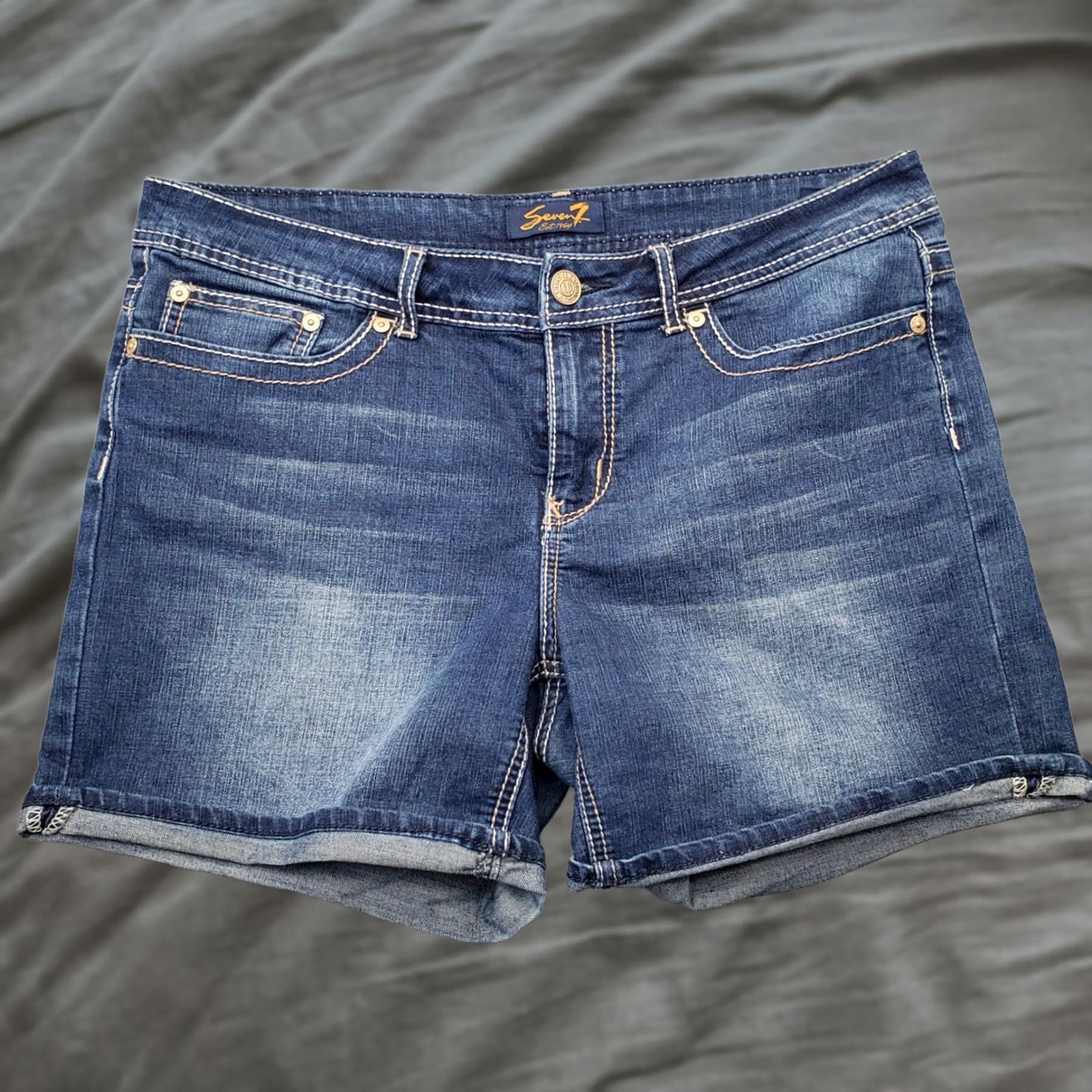 Vintage Seven7 Whiskered Shorts Womens 14 Blue Denim Cotton Arcuate Pocket Cuffed Hem Shirt Size 36" / US 14 / IT 50 - 1 Thumbnail