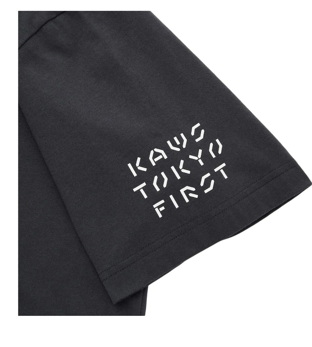 Kaws × Uniqlo KAWS X UNIQLO TOKYO FIRST SIZE ASIAN L Size US L / EU 52-54 / 3 - 2 Thumbnail