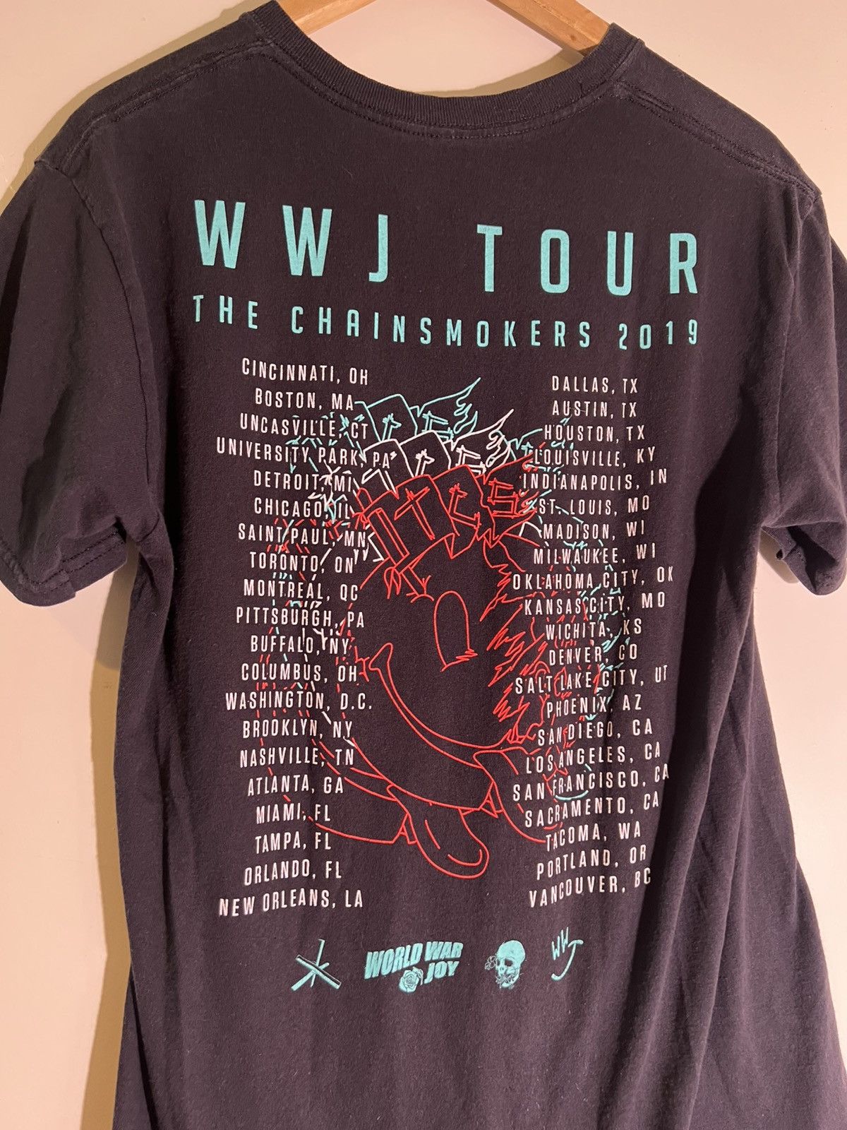 Band Tees 2019 The Chainsmokers WWJ EDM Rave Electronic Tour T Shirt Size US M / EU 48-50 / 2 - 5 Thumbnail