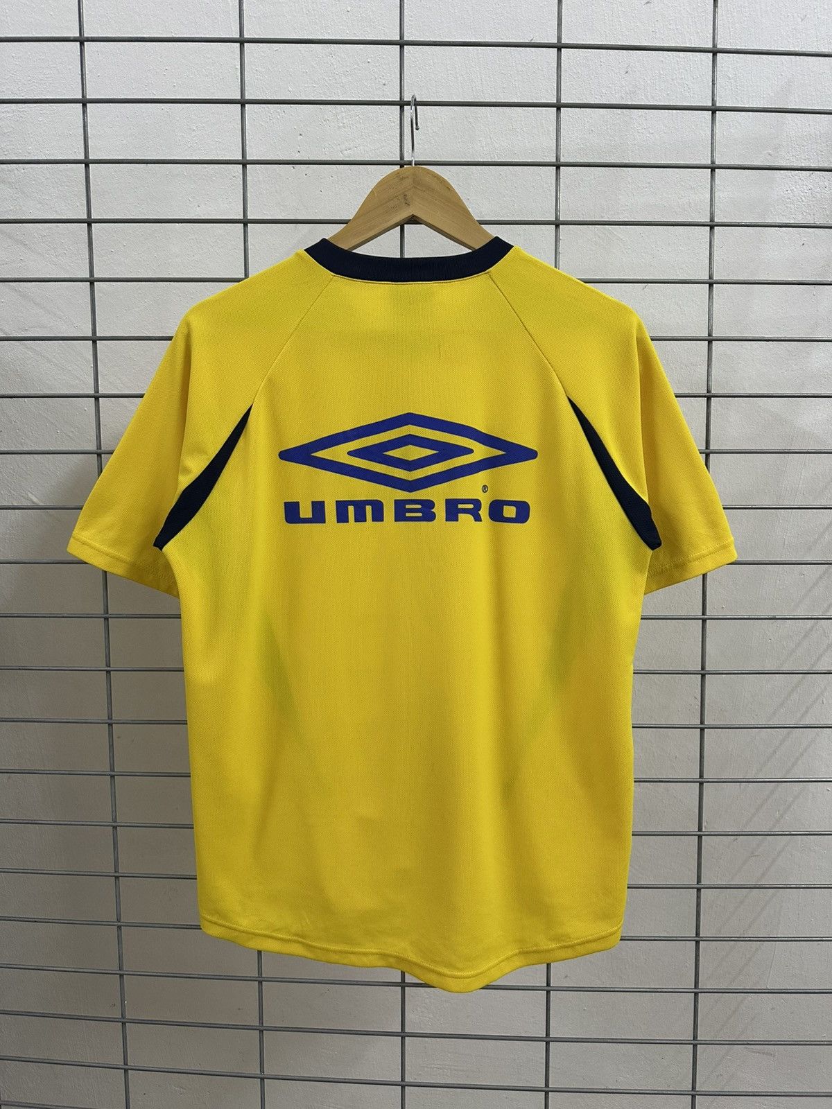 Umbro Rare Vintage Umbro Sweden Colourway Jersey By Descente Size US M / EU 48-50 / 2 - 2 Thumbnail