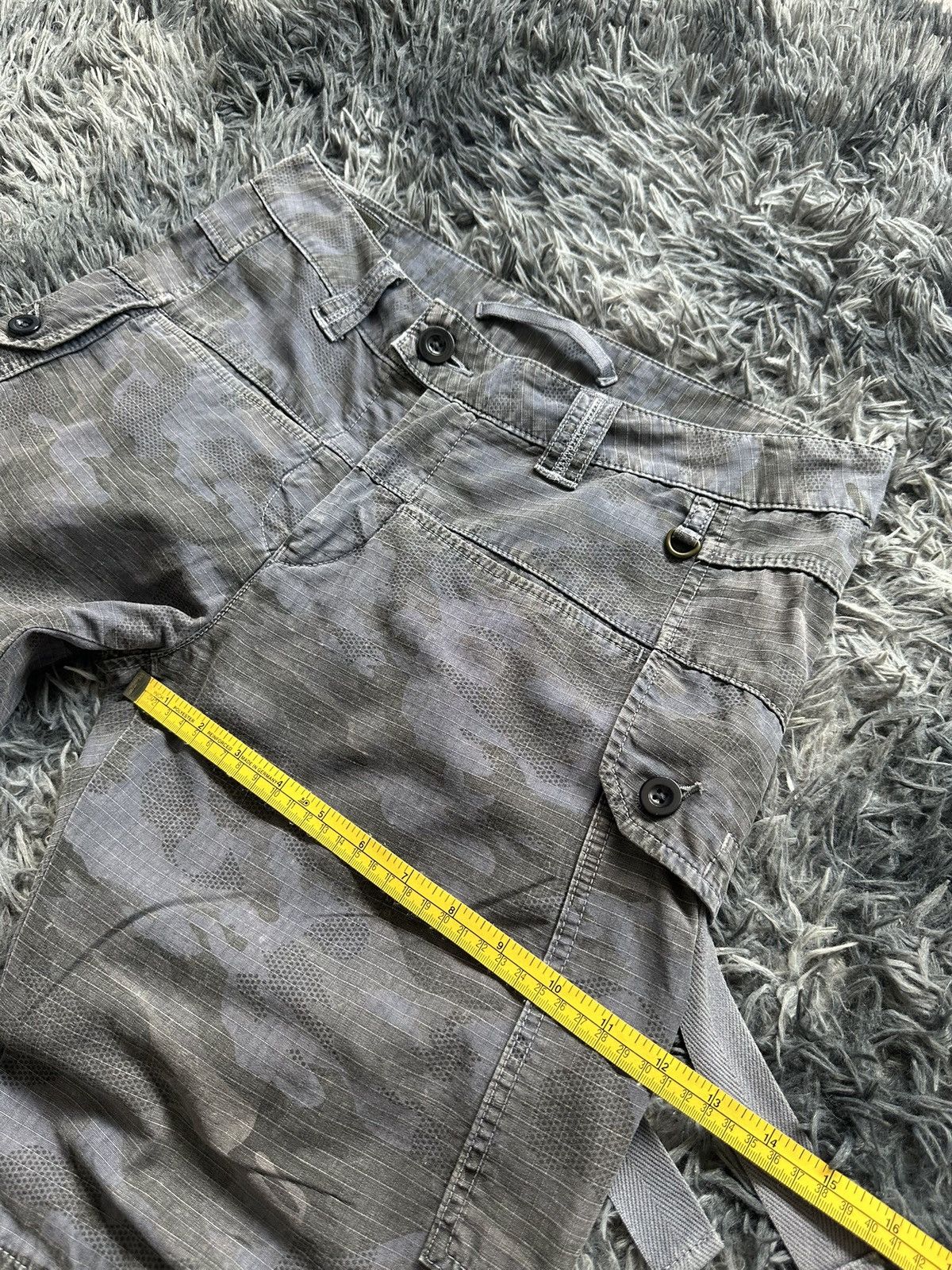 Marithe + Francois Girbaud 2000s MFG camo cargo hybrid quarter pants Size US 33 - 15 Thumbnail