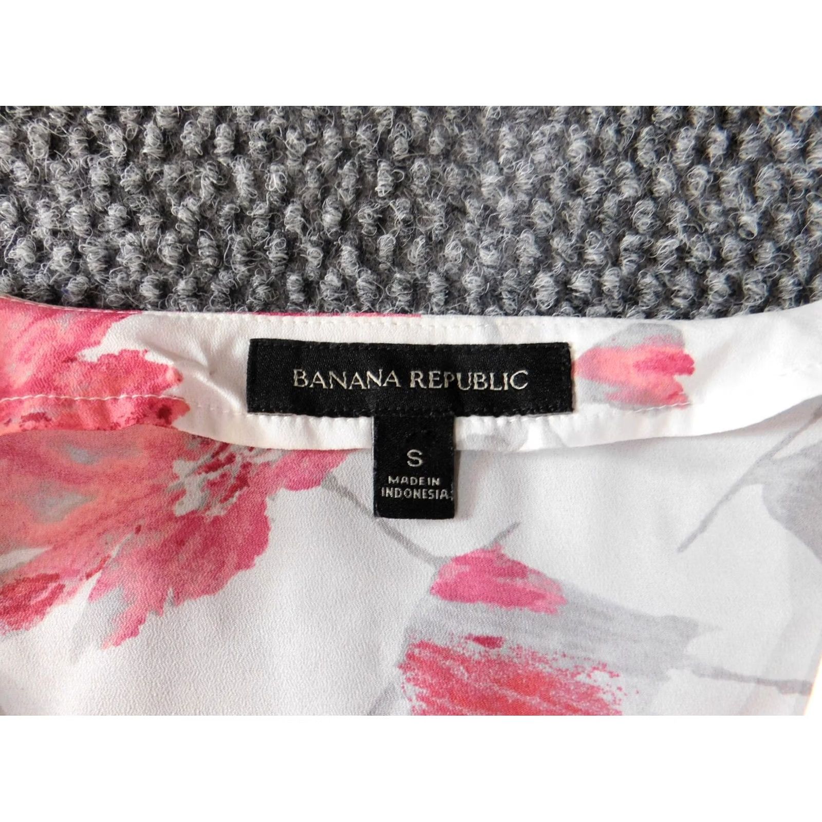 Banana Republic Banana Republic Blouse Womens S White Floral Bell Sleeve Crew Neck Pullover Casual Regular Polyester Woven Classic Size S / US 4 / IT 40 - 7 Thumbnail