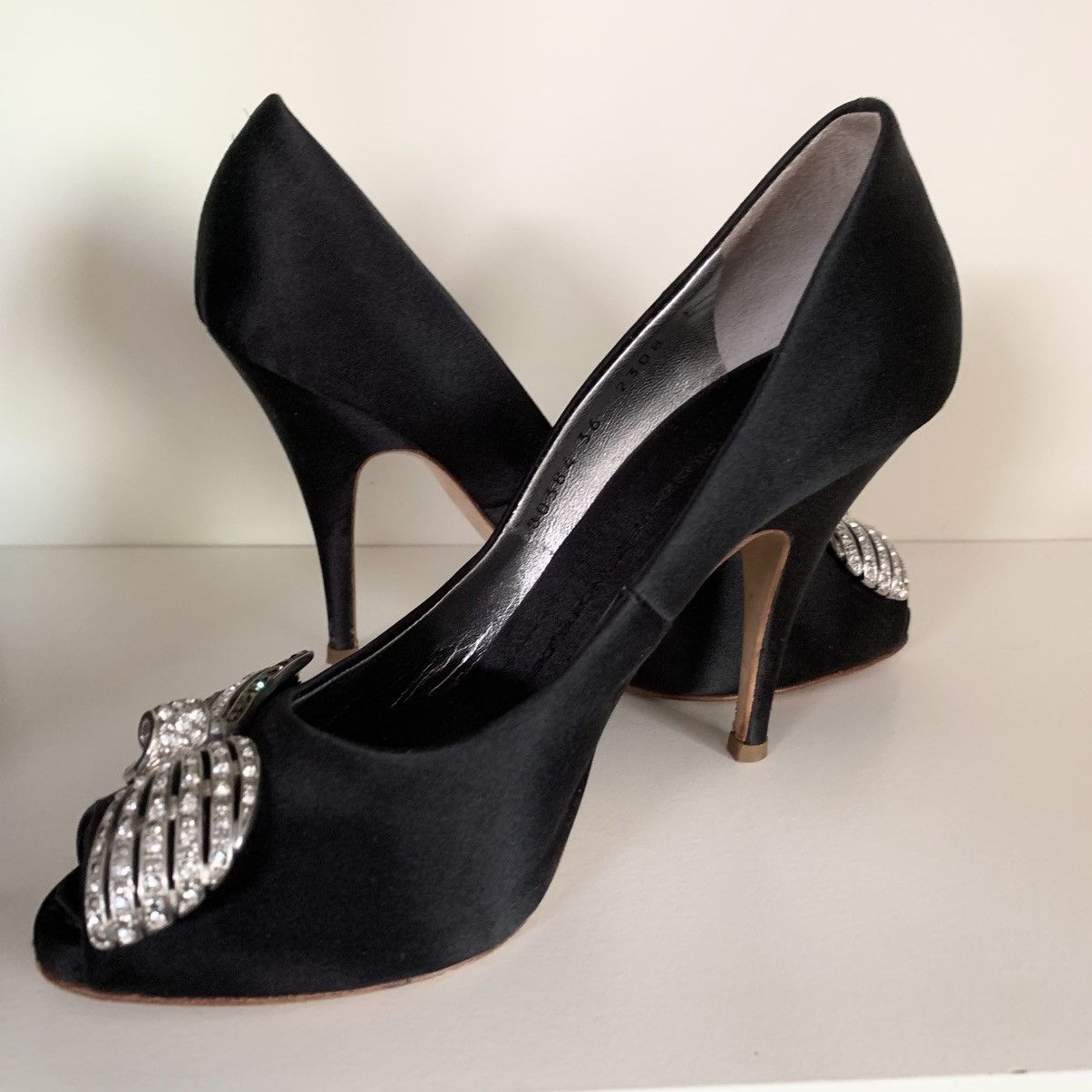 Giuseppe Zanotti Giuseppe Zanotti crystal bow black satin pumps Size US 6 / IT 36 - 10 Thumbnail
