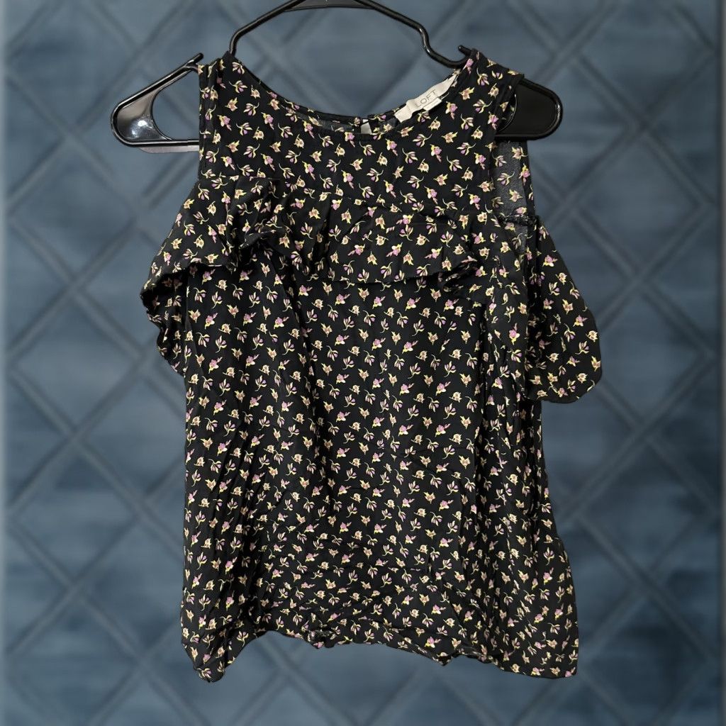 Loft Ann Taylor Loft tshirt- with open shoulder sleeves size Medium Black Floral Shirt Size M / US 6-8 / IT 42-44 - 1 Thumbnail