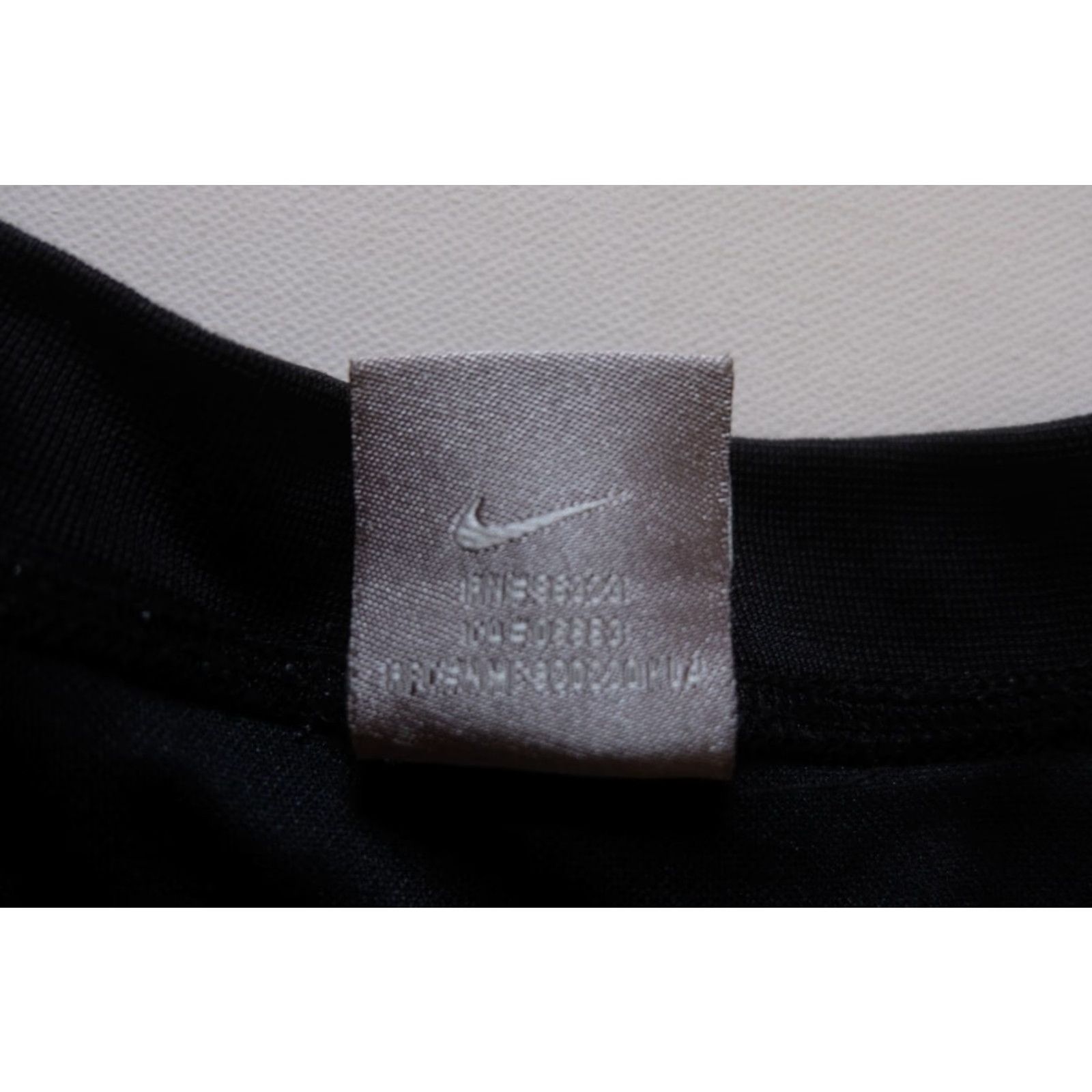 Nike VINTAGE Nike T-Shirt Mens L Black 90s Y2K Retro Active Mini Swoosh Sportswear 2002 VTG Logo 24" Pit to Pit 30" Length Size US L / EU 52-54 / 3 - 7 Thumbnail