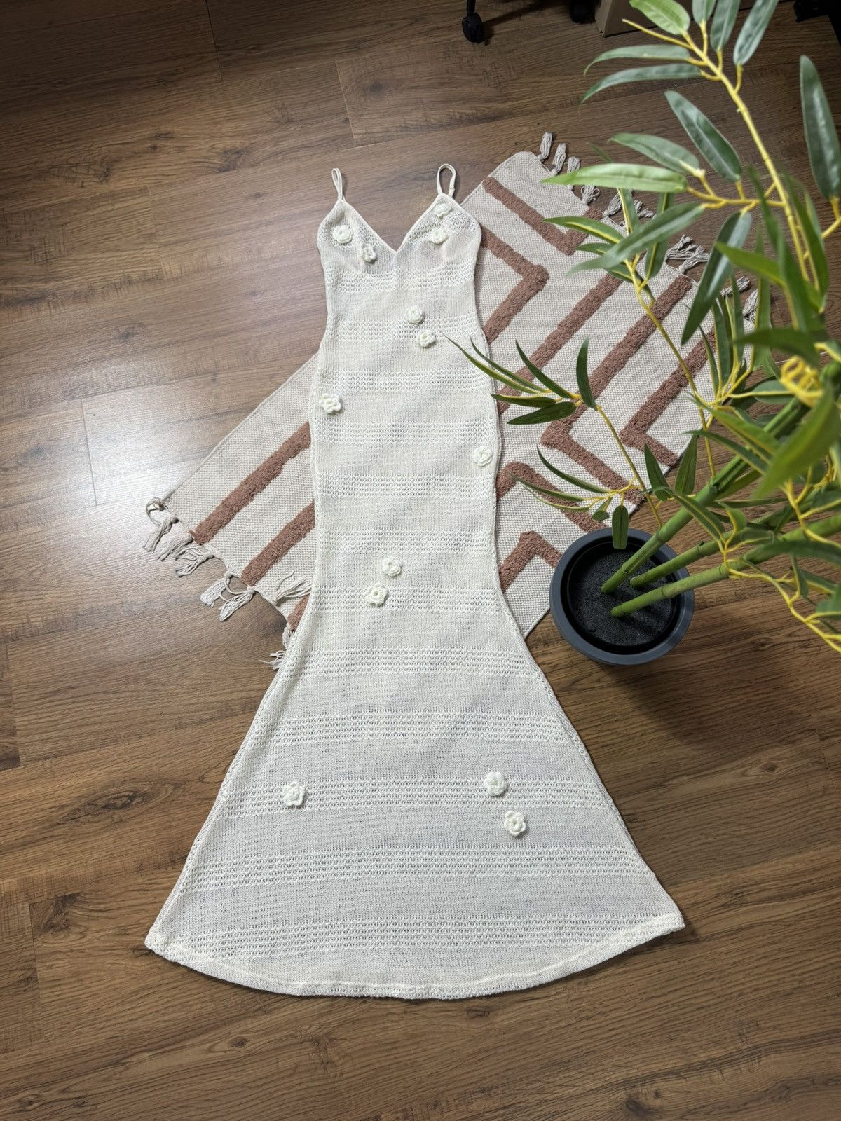 Vintage VINTAGE MESH KNITTED ROSES BEIGE TULIP BEACH DRESS Size M / US 6-8 / IT 42-44 - 1 Thumbnail
