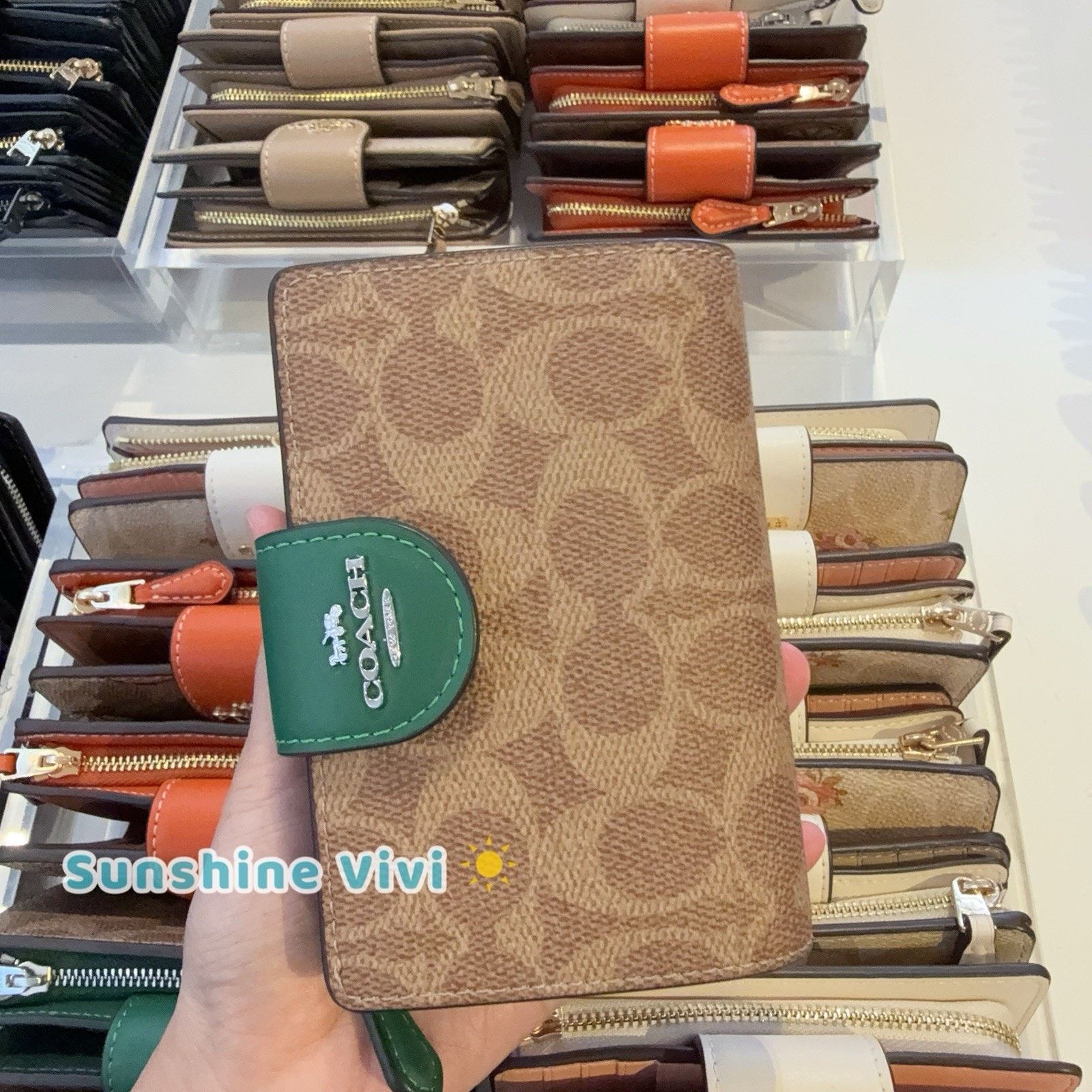 Coach NWT Coach Medium Corner Zip Wallet CW786 Tan/Shamrock Size ONE SIZE - 1 Thumbnail