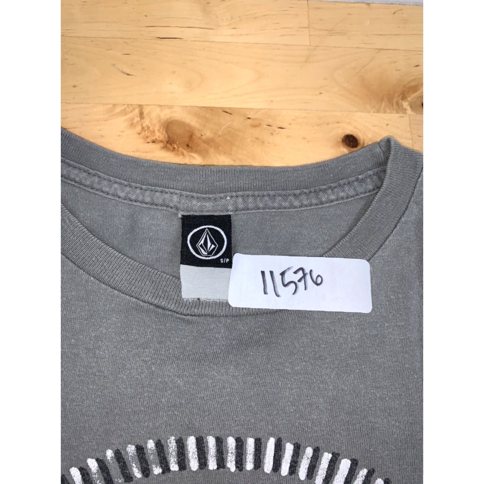 Volcom VINTAGE Volcom T-Shirt Mens S Gray Beach Y2K Stone Surf 11576 Size US S / EU 44-46 / 1 - 3 Thumbnail