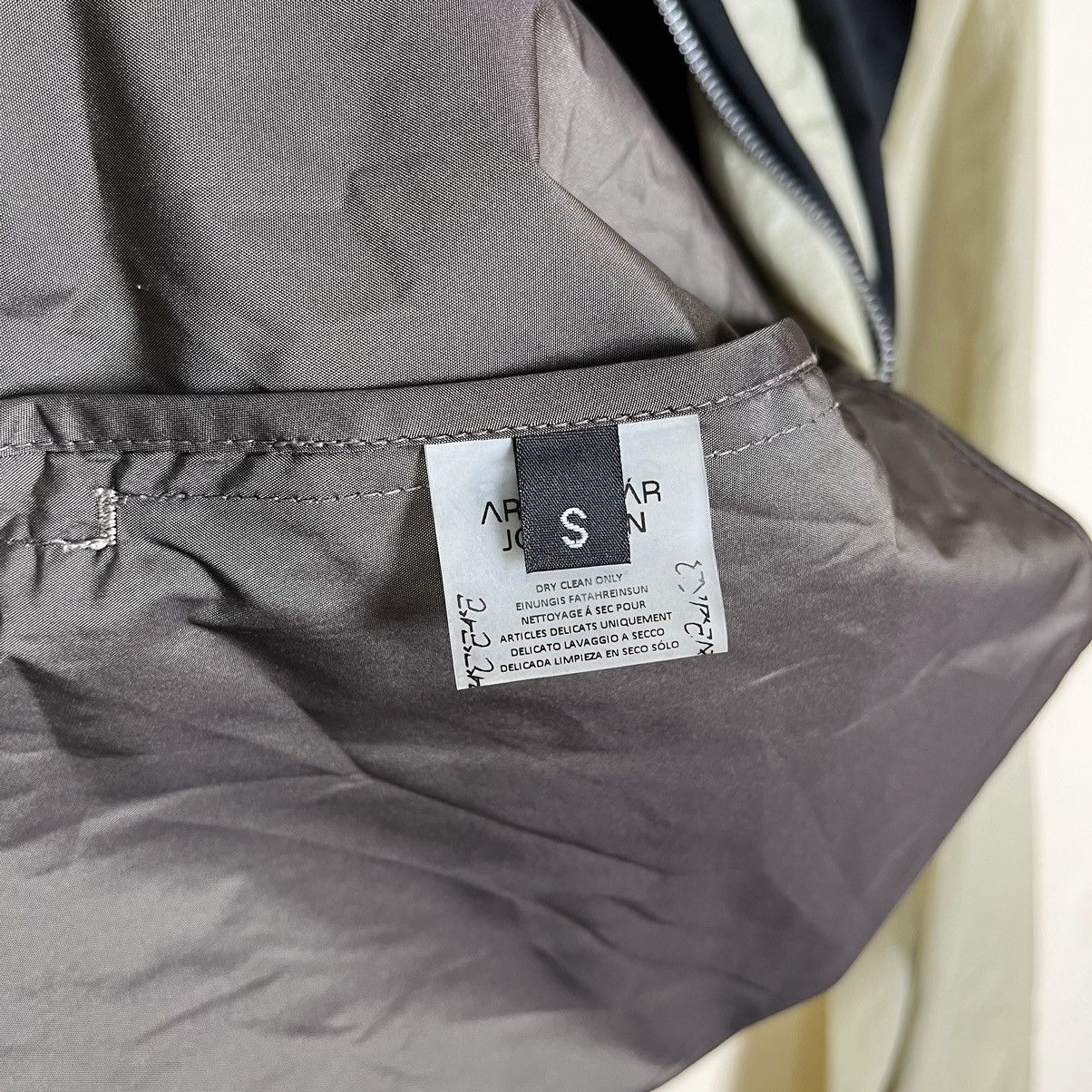 Arnar Mar Jonsson ARNAR MĀR JŌNSSON AW21 COMPOSITION V-NECK HOODED JACKET Size US S / EU 44-46 / 1 - 13 Thumbnail