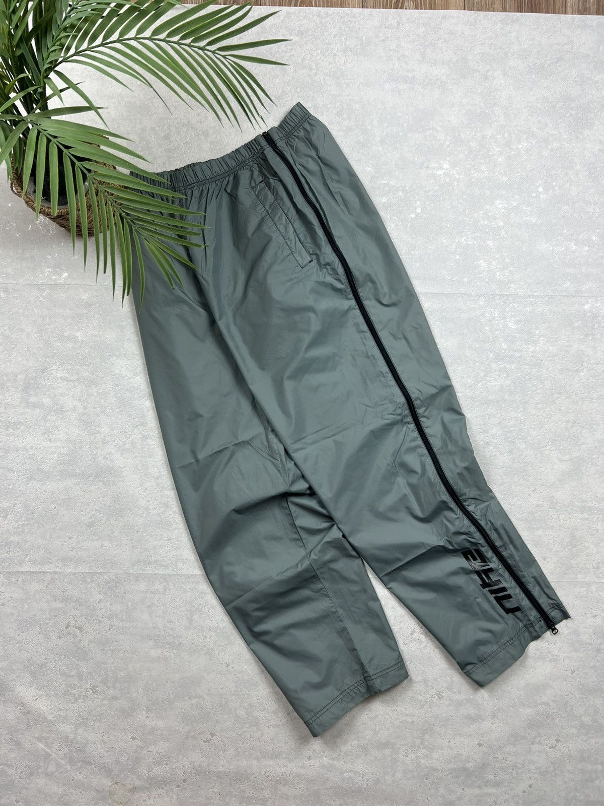 Nike 90s Nike Spellout Vintage Y2K Baggy Parachute Nylon Pants Size US 34 / EU 50 - 2 Thumbnail