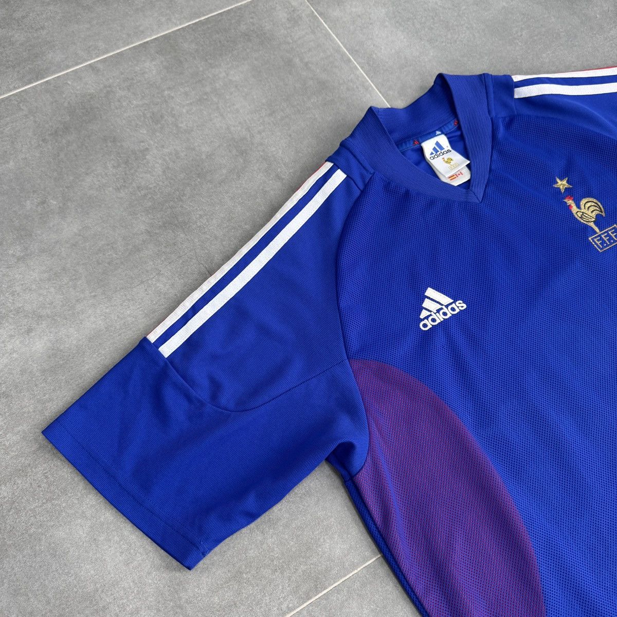 Vintage Vintage Adidas France National 2002/2004 Home Soccer Jersey Size US M / EU 48-50 / 2 - 3 Thumbnail