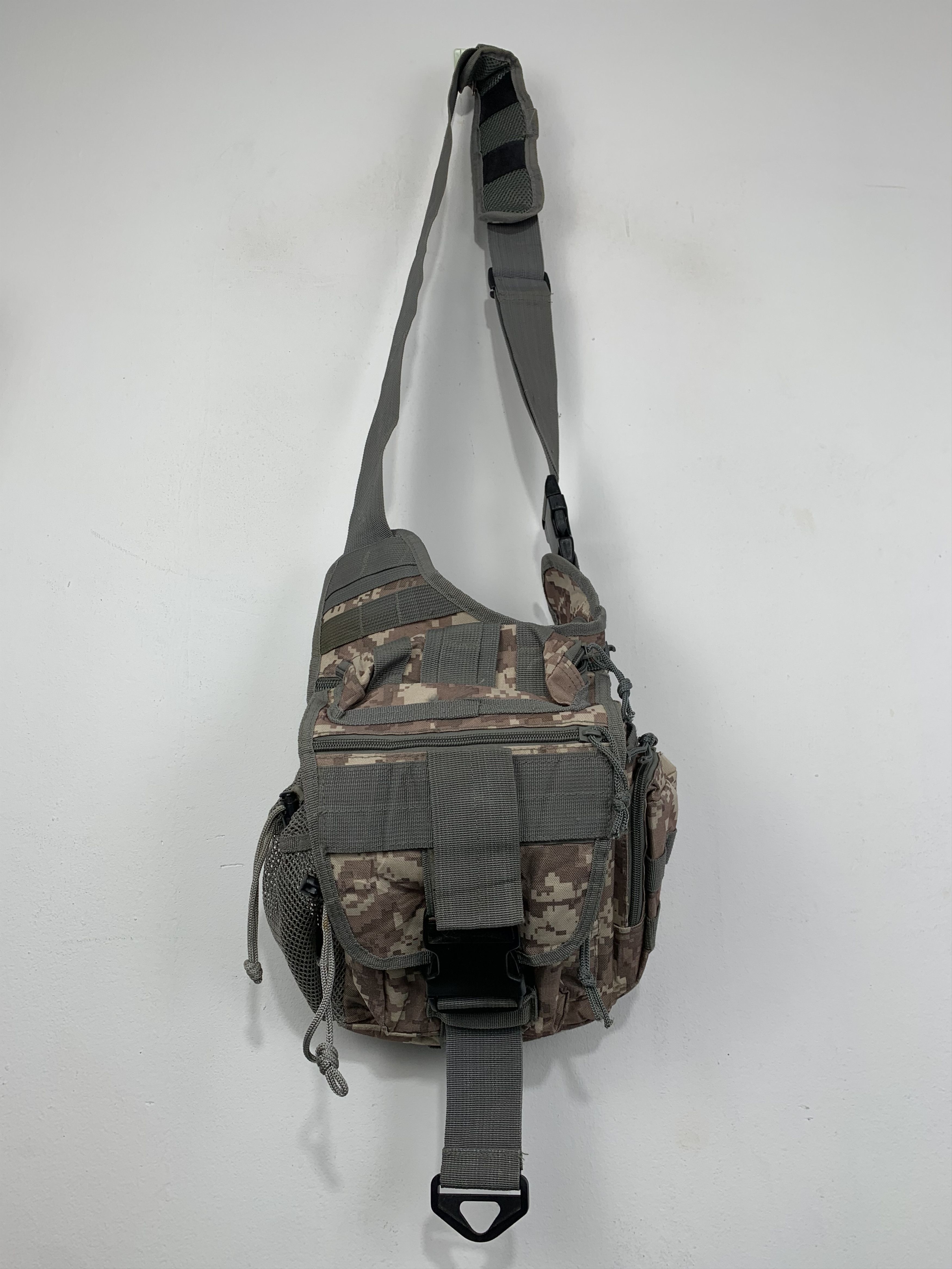 Vintage Vintage Military Camo Tactical Crossbody Slingbag BG0093 Size ONE SIZE - 1 Thumbnail
