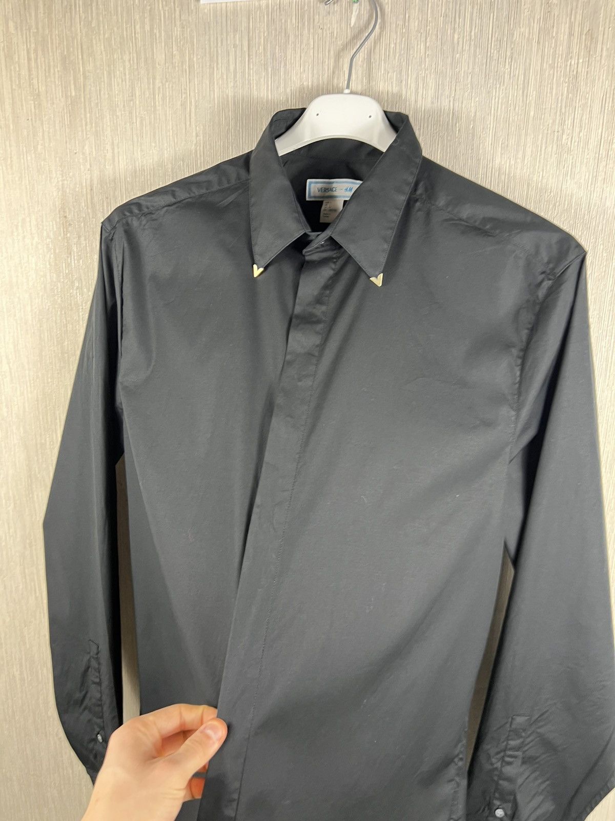 Versace Versace x H&M basic black shirt with V gold detail on collar Size US L / EU 52-54 / 3 - 15 Thumbnail