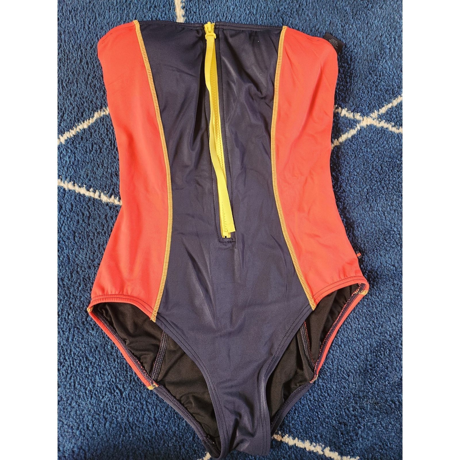 Tommy Hilfiger Tommy Hilfiger Women's Strapless Swim Suit 6 Size M / US 6-8 / IT 42-44 - 1 Thumbnail