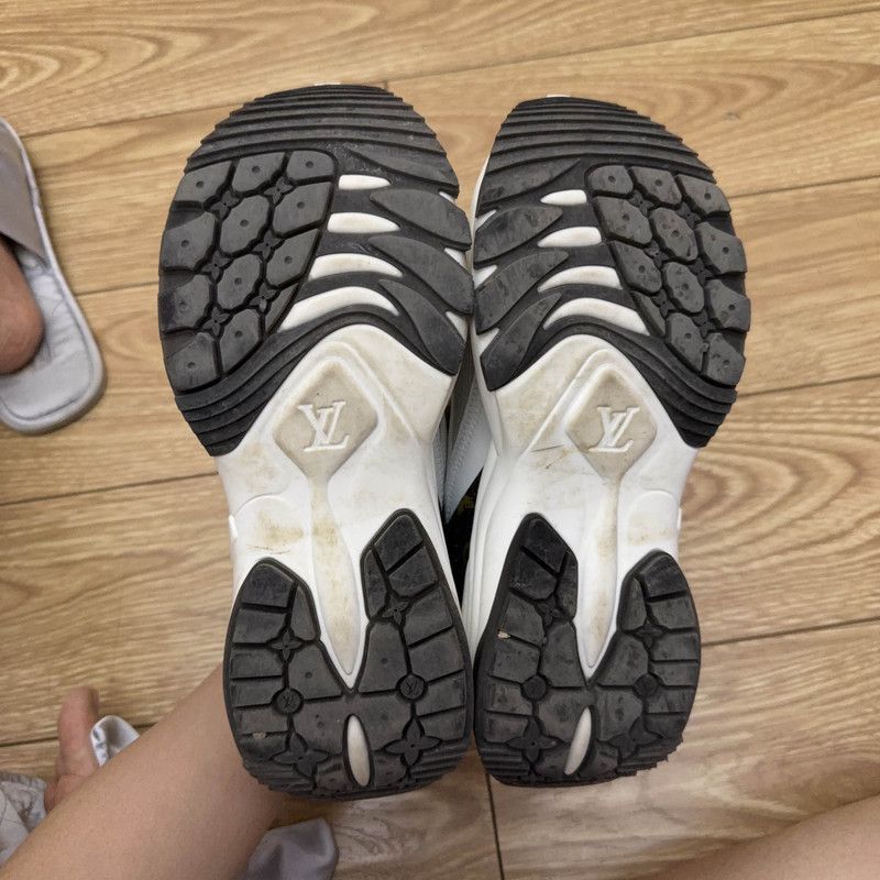 Louis Vuitton Louis Vuitton Run 55 Comfortable Casual Sneakers -2508 Size US 5 / IT 35 - 4 Thumbnail