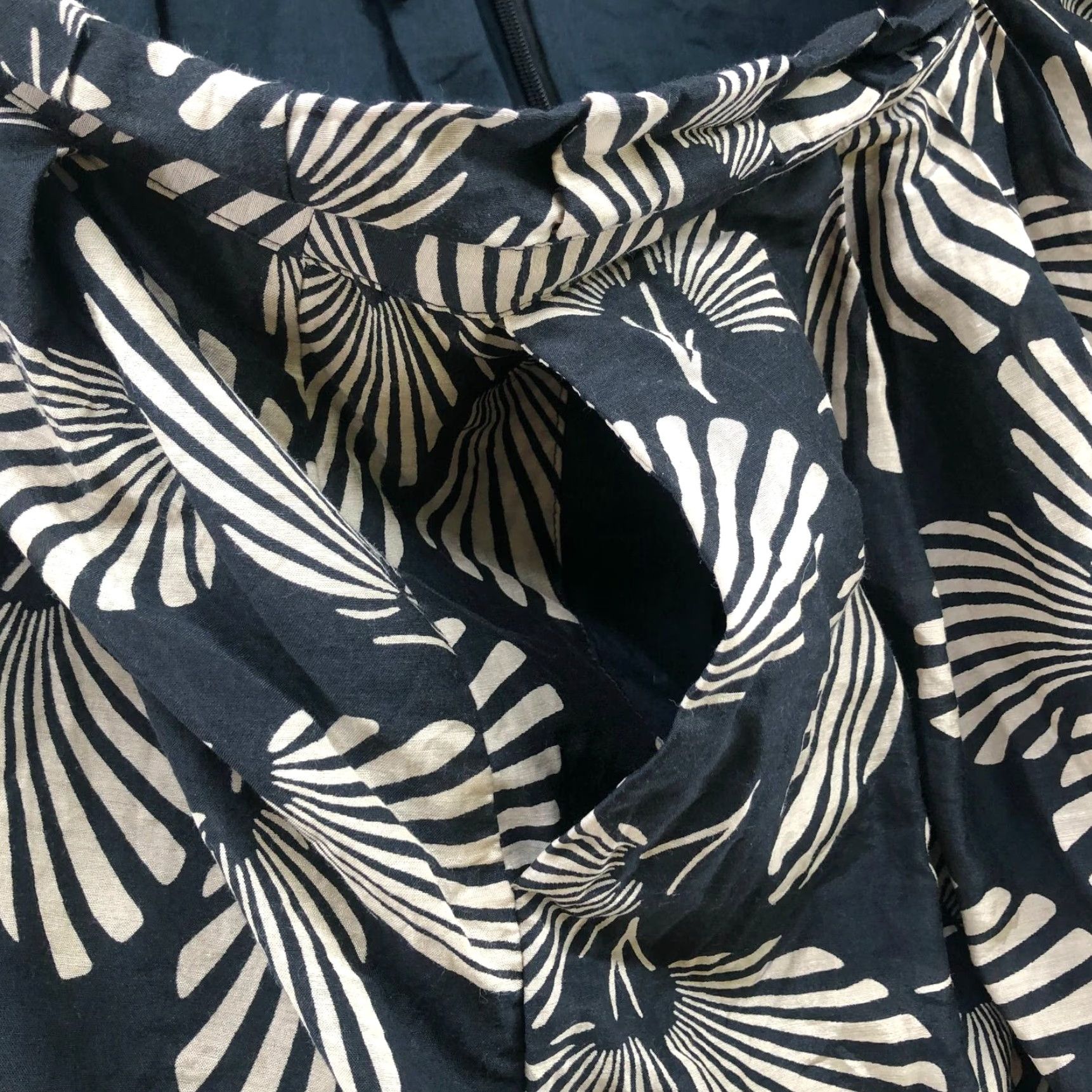 Ted Baker Ted Baker Mini Skirt Women's Size 8 Retro Floral Pleated Silk Blend Black White Size 30" / US 8 / IT 44 - 6 Thumbnail