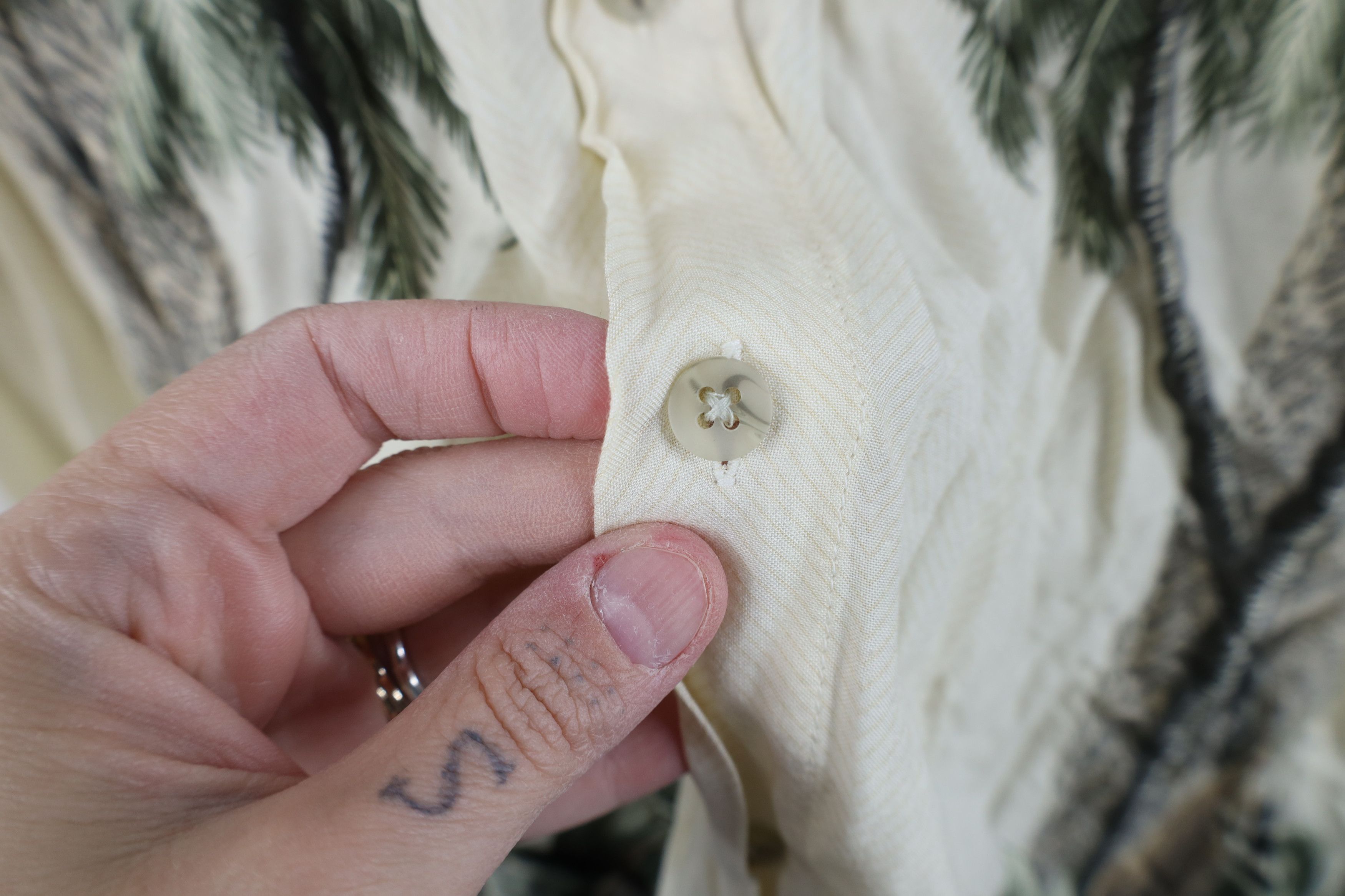 Vintage Vintage 90s Streetwear Rayon Gabardine Hawaiian Button Shirt Size US L / EU 52-54 / 3 - 5 Thumbnail