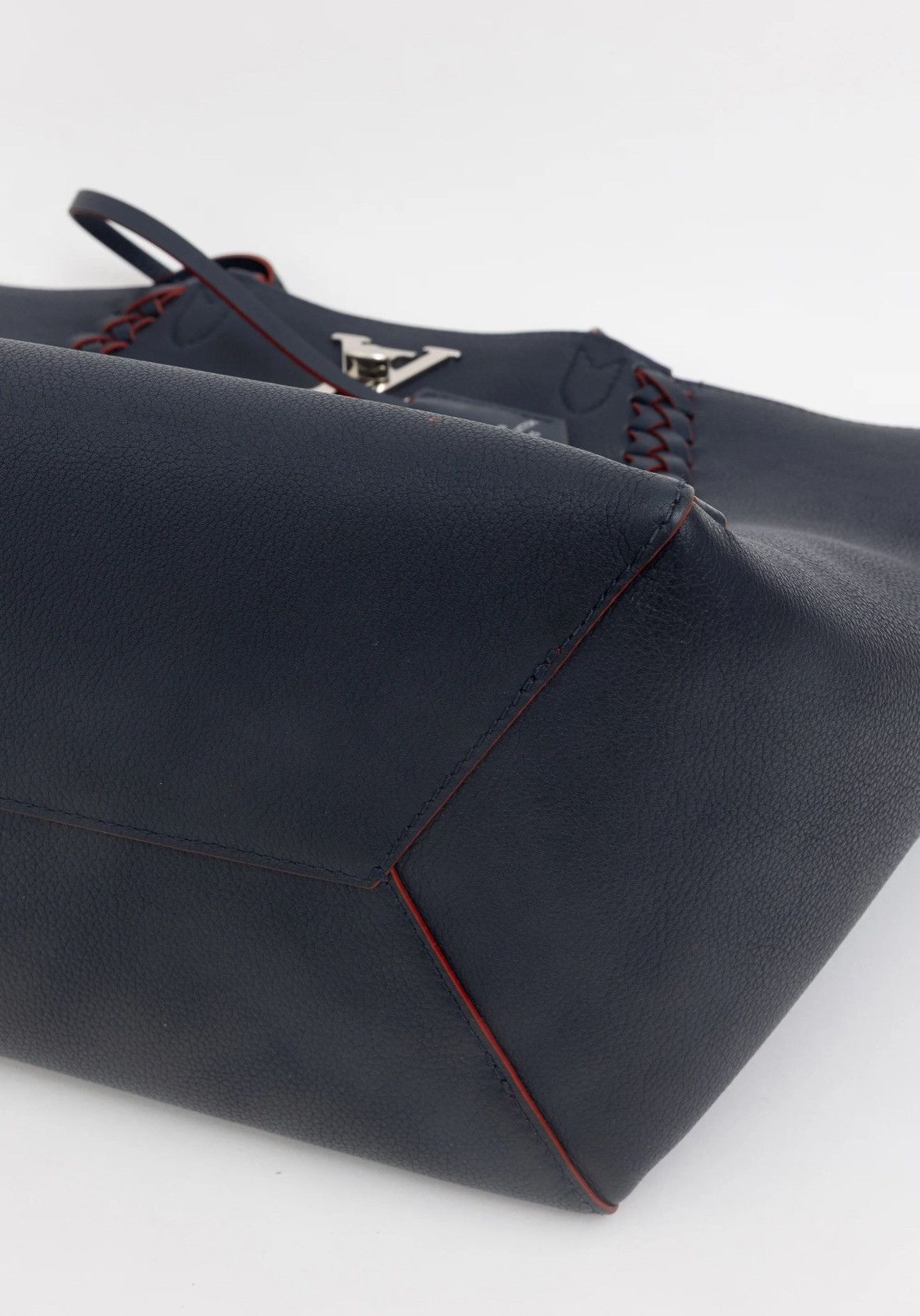 Louis Vuitton LV Microchip ✅ Certificate ✅ LV Lock Me Tote✨ Made in France Size ONE SIZE - 5 Thumbnail