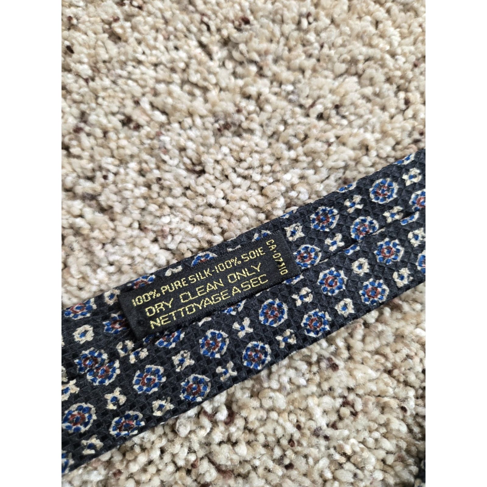 Giorgio Armani VINTAGE Giorgio Armani Tie Men Classic Length 57"-60" Silk Italy Made 90s Blue Medallion Geometric Flower Pattern Size ONE SIZE - 4 Thumbnail