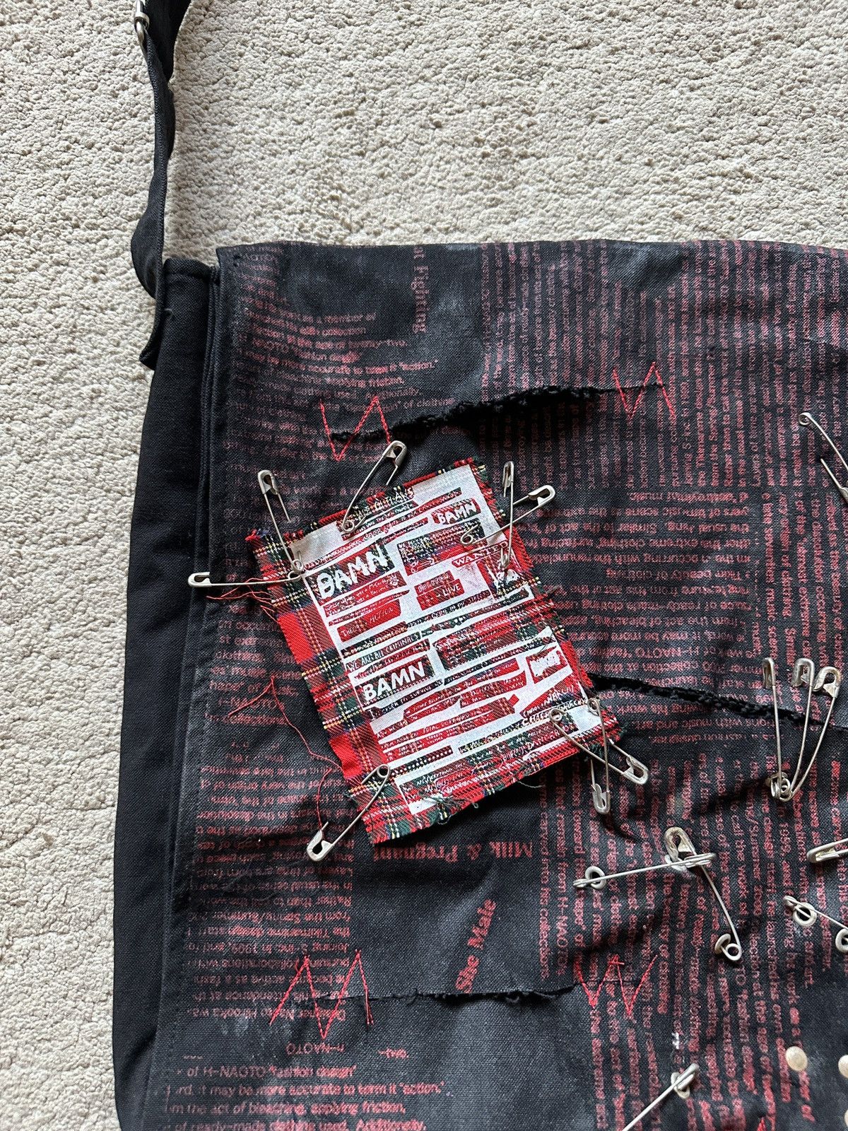 h.NAOTO 2000s H Naoto Safety Pin Sling Bag Size ONE SIZE - 4 Thumbnail