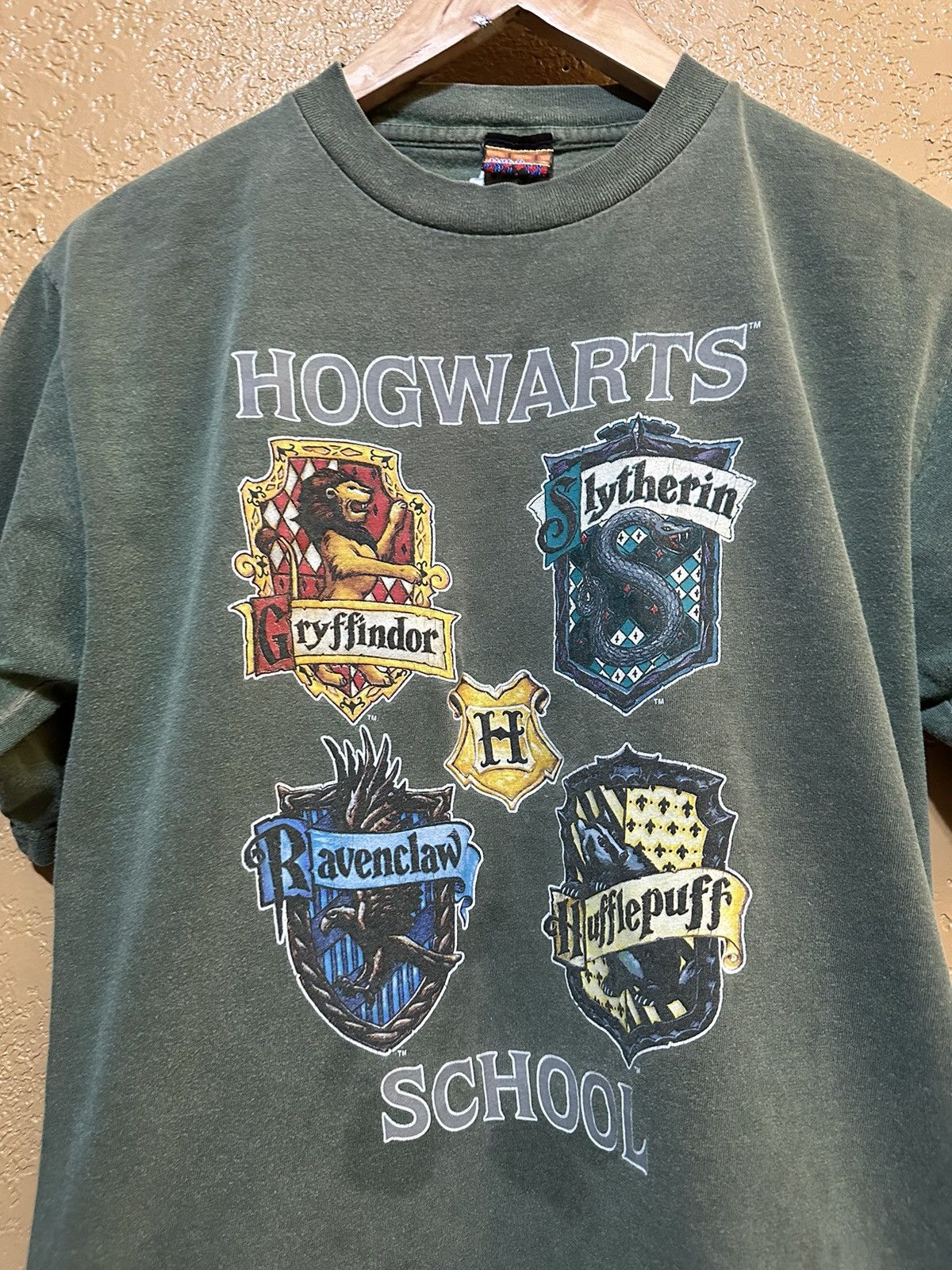 Vintage Distressed Vintage 2000 Harry Potter Hogwarts T Shirt XSmall Size US XS / EU 42 / 0 - 2 Thumbnail