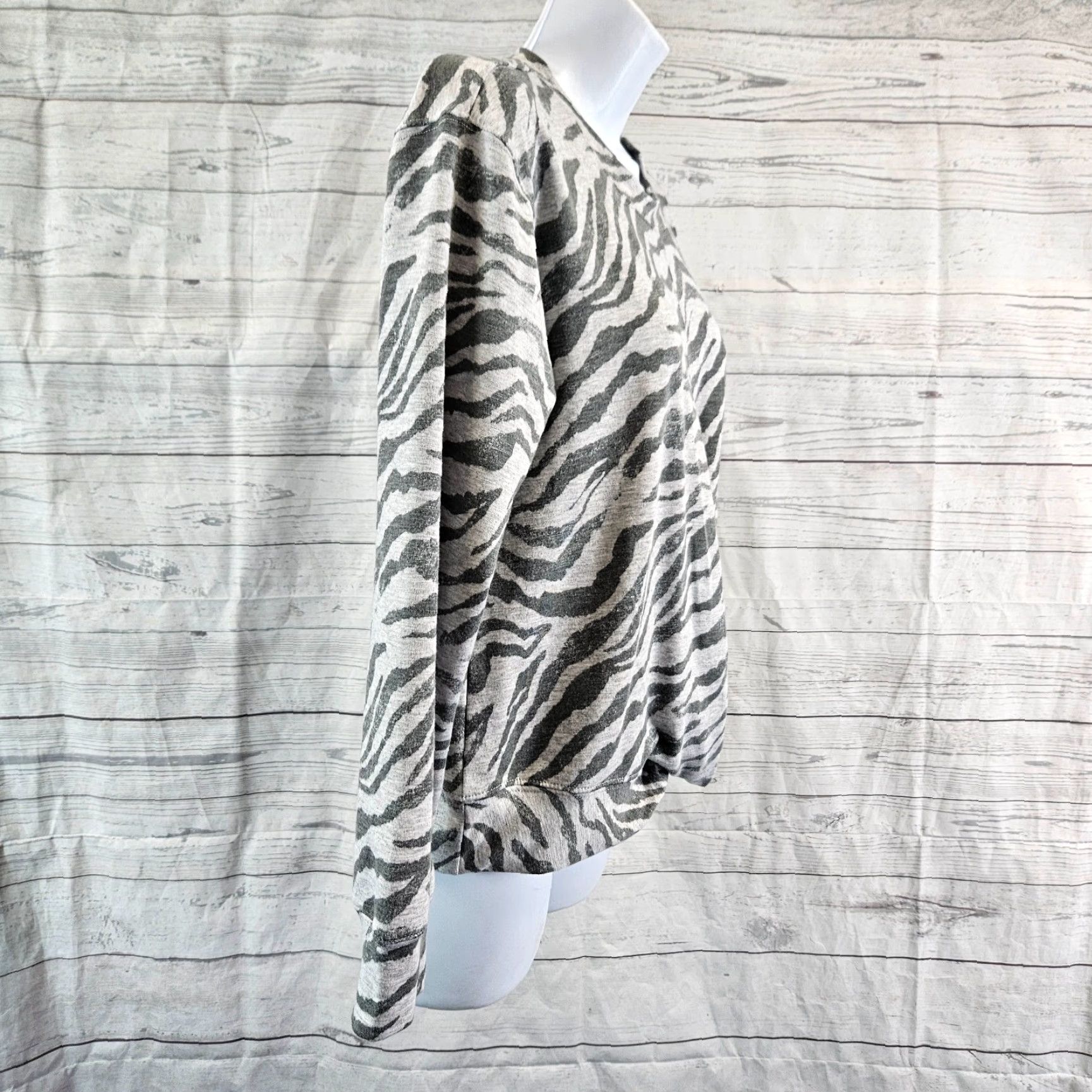 Vintage Knox Rose Womens Top Sz Small Gray Animal Print Twisted Front Long Sleeve Pullover Round Neck Size S / US 4 / IT 40 - 3 Thumbnail